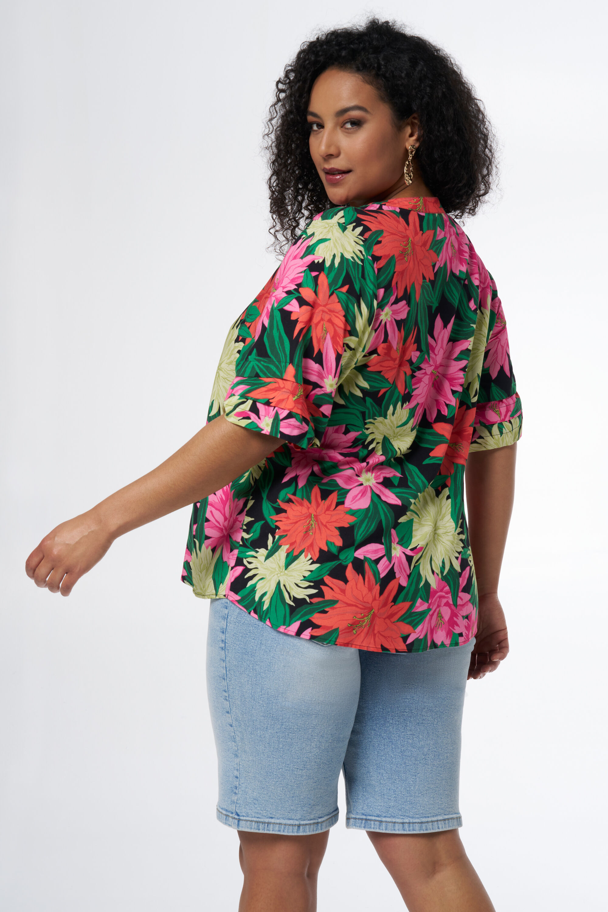 Blusa con manga corta y estampada image number 3