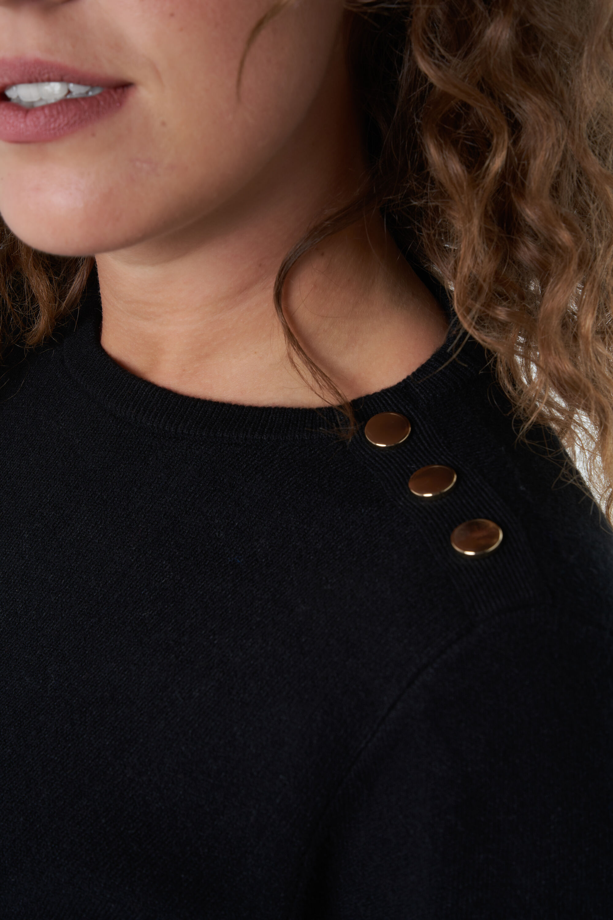 Su&eacute;ter con detalles dorados image number 5