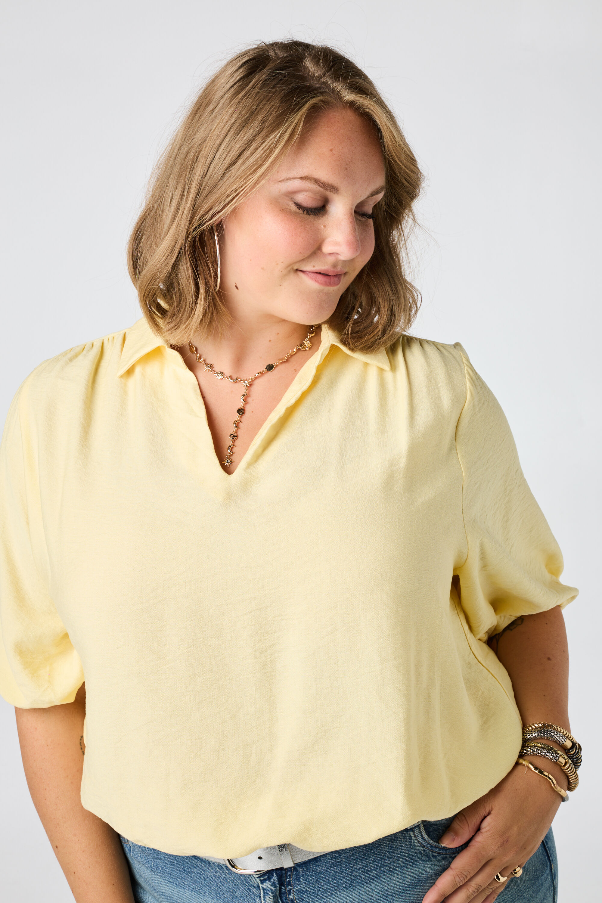 Blusa con mangas abullonadas image number 4