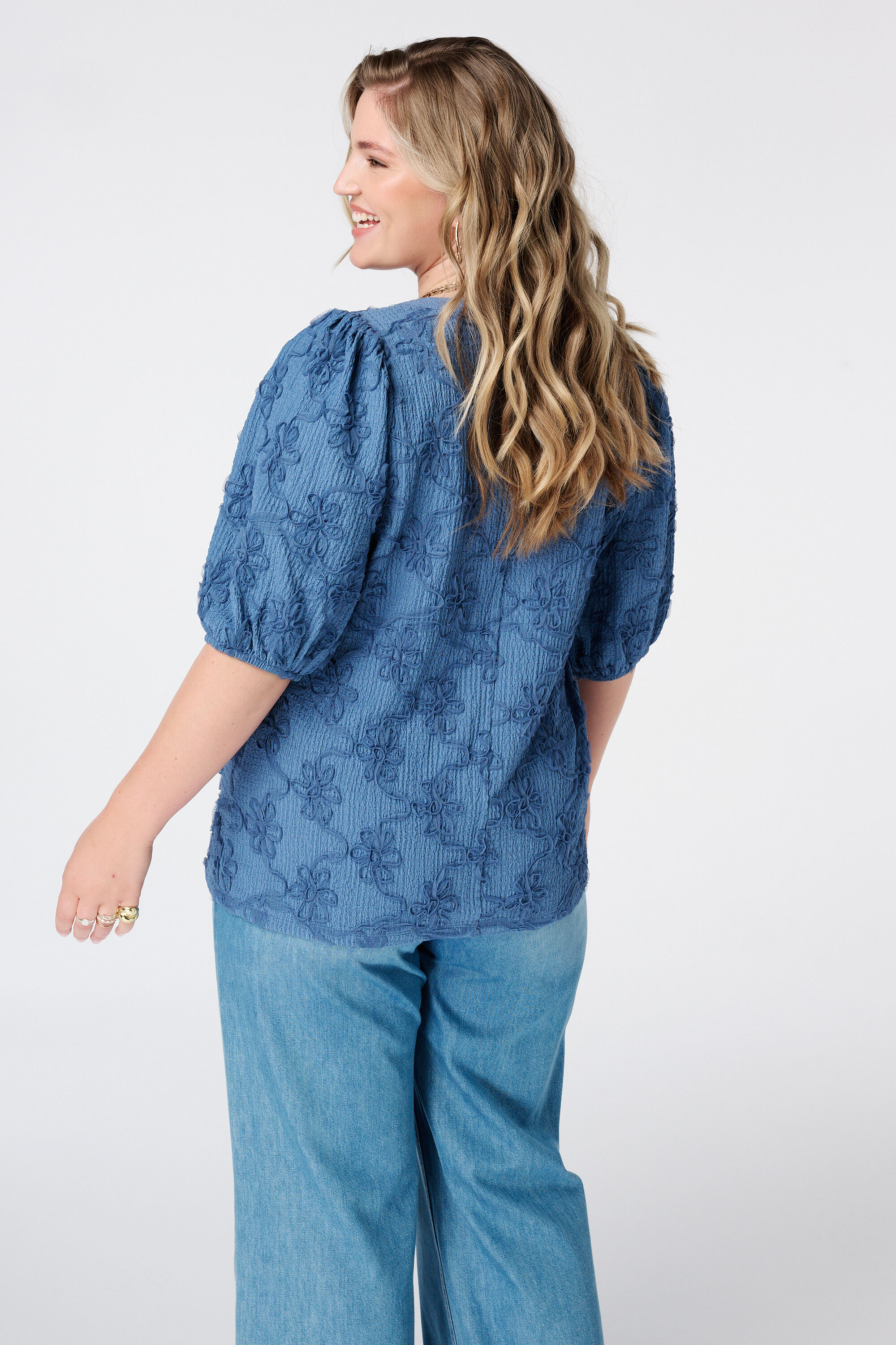 Top con textura floral image number 3