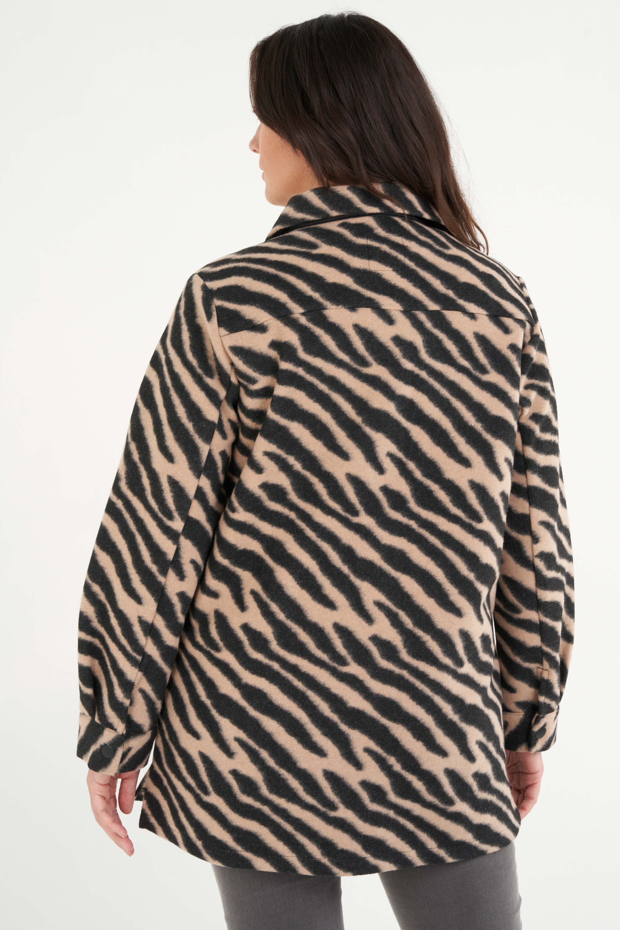 Sobrecamisa con estampado de cebra  image number 5