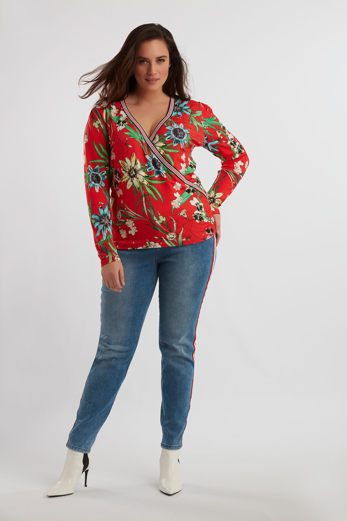 Top cruzado con estampado floral image number 3