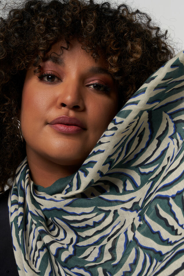 Bufanda con estampado  image number 1