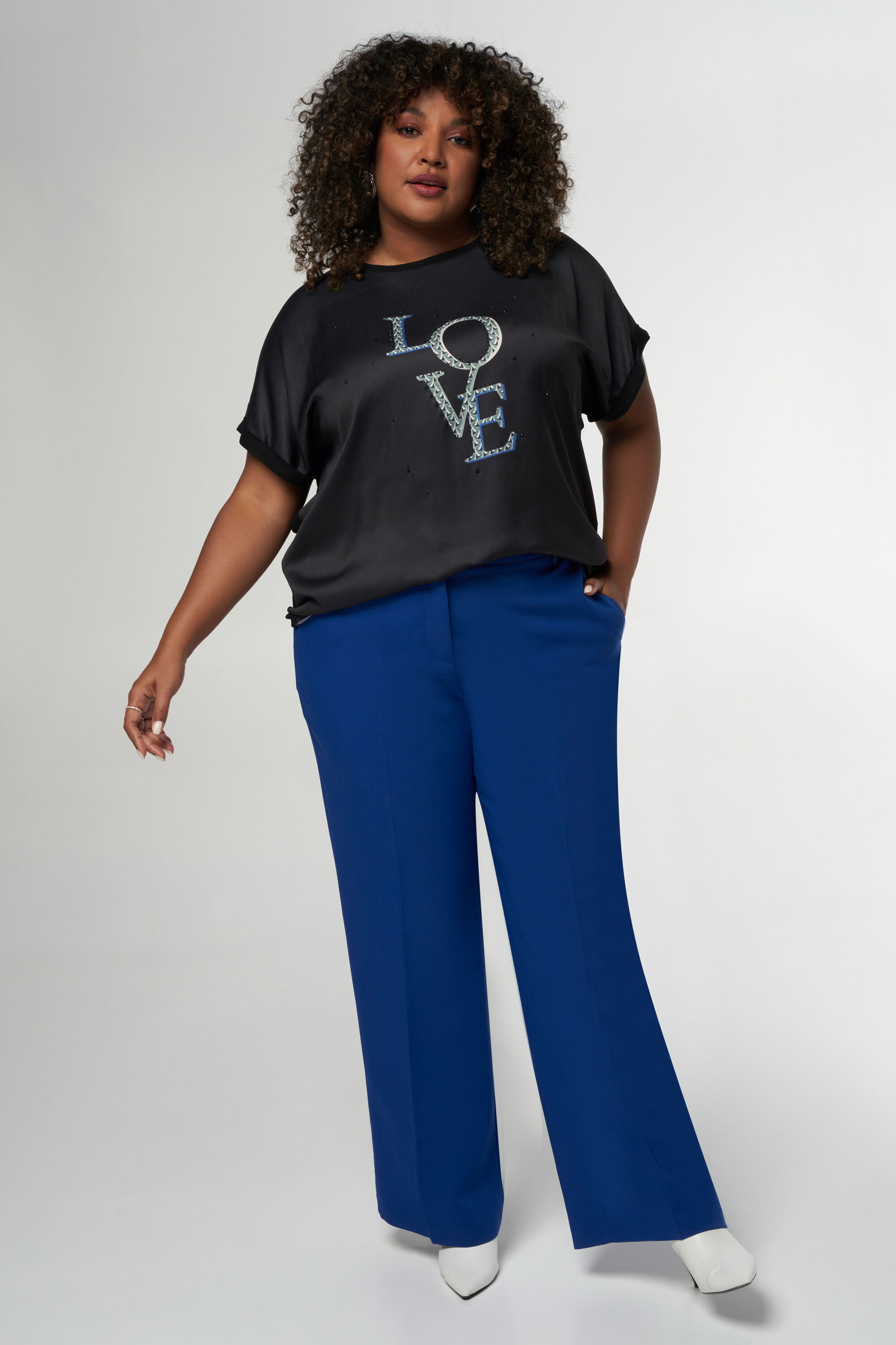 Camiseta decorada con la palabra "LOVE" estampada image number 5