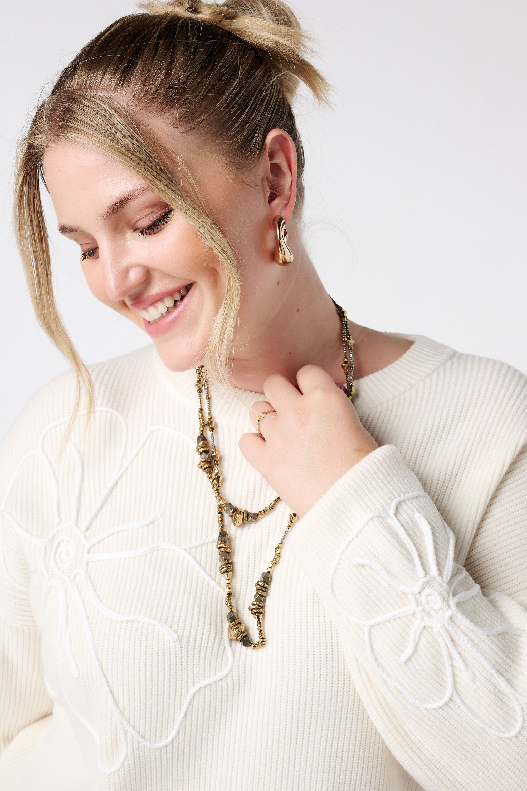 Jersey con flores bordadas image number 4