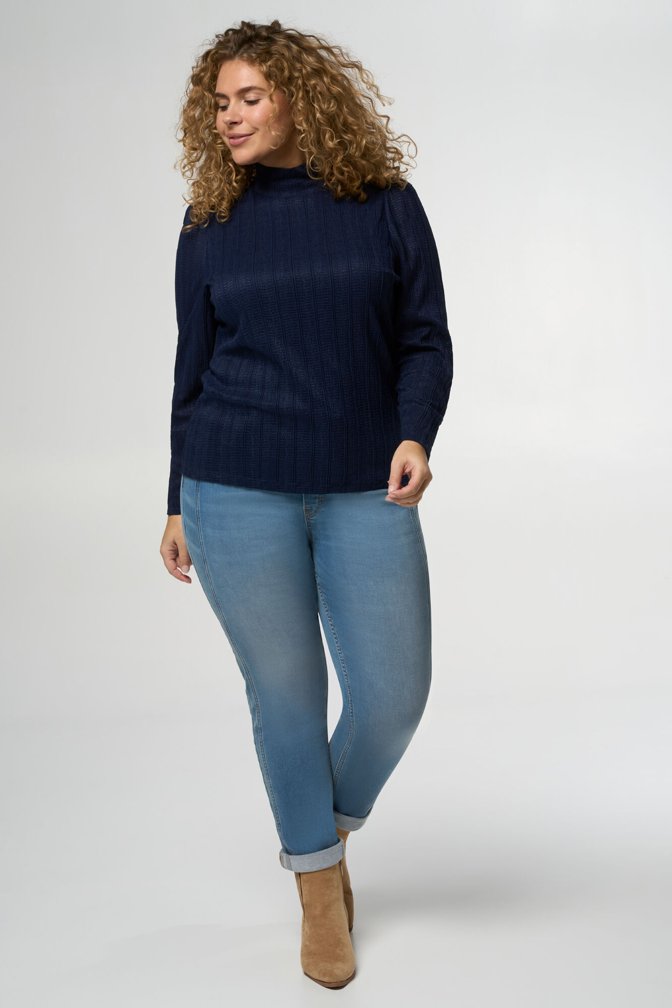 Top con cuello vuelto y estructura image number 5