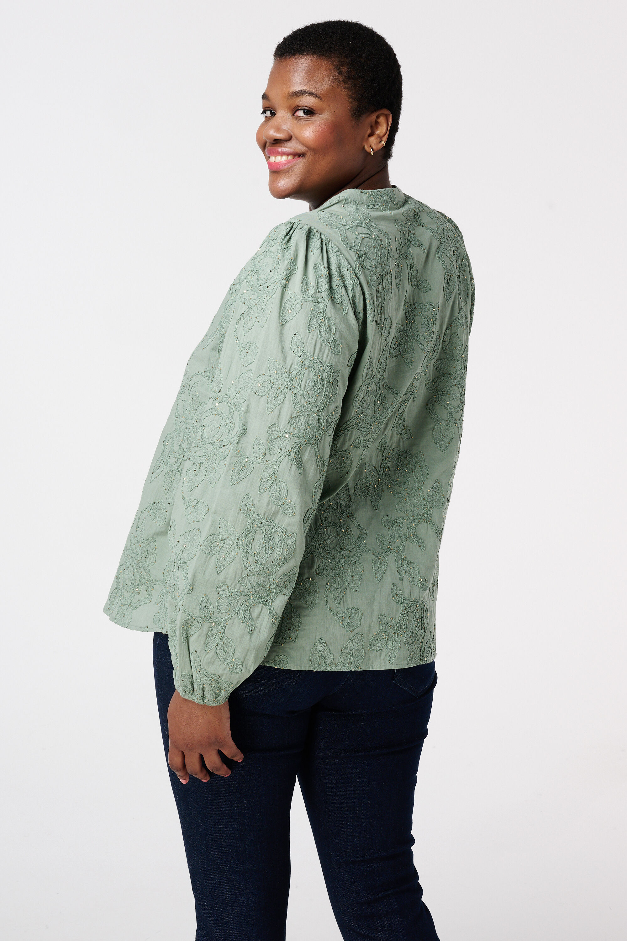 Blusa con bordados florales image number 3