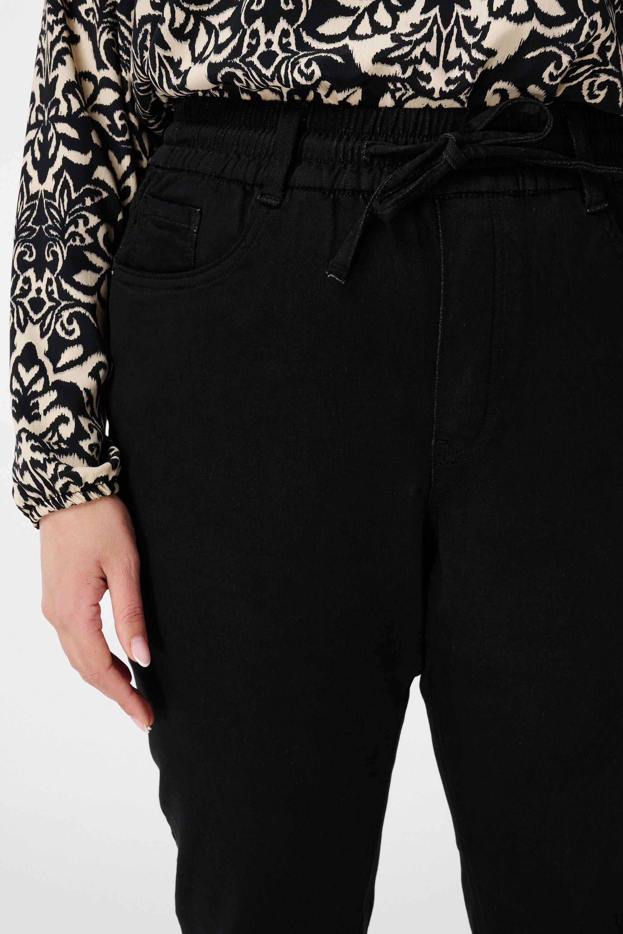 Pantal&oacute;n vaquero jogger image number 4