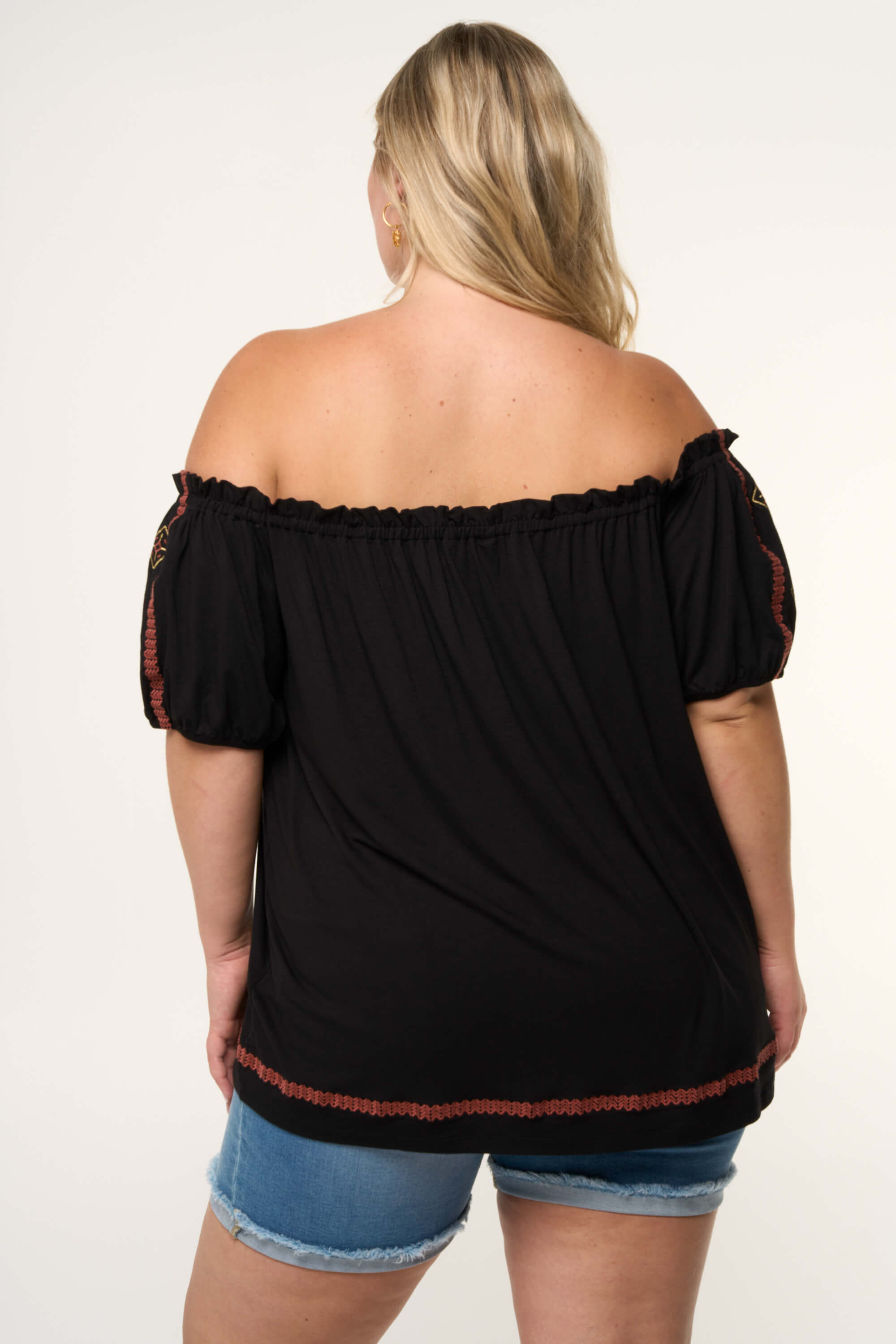 Top con los hombros al descubierto con detalles image number 4