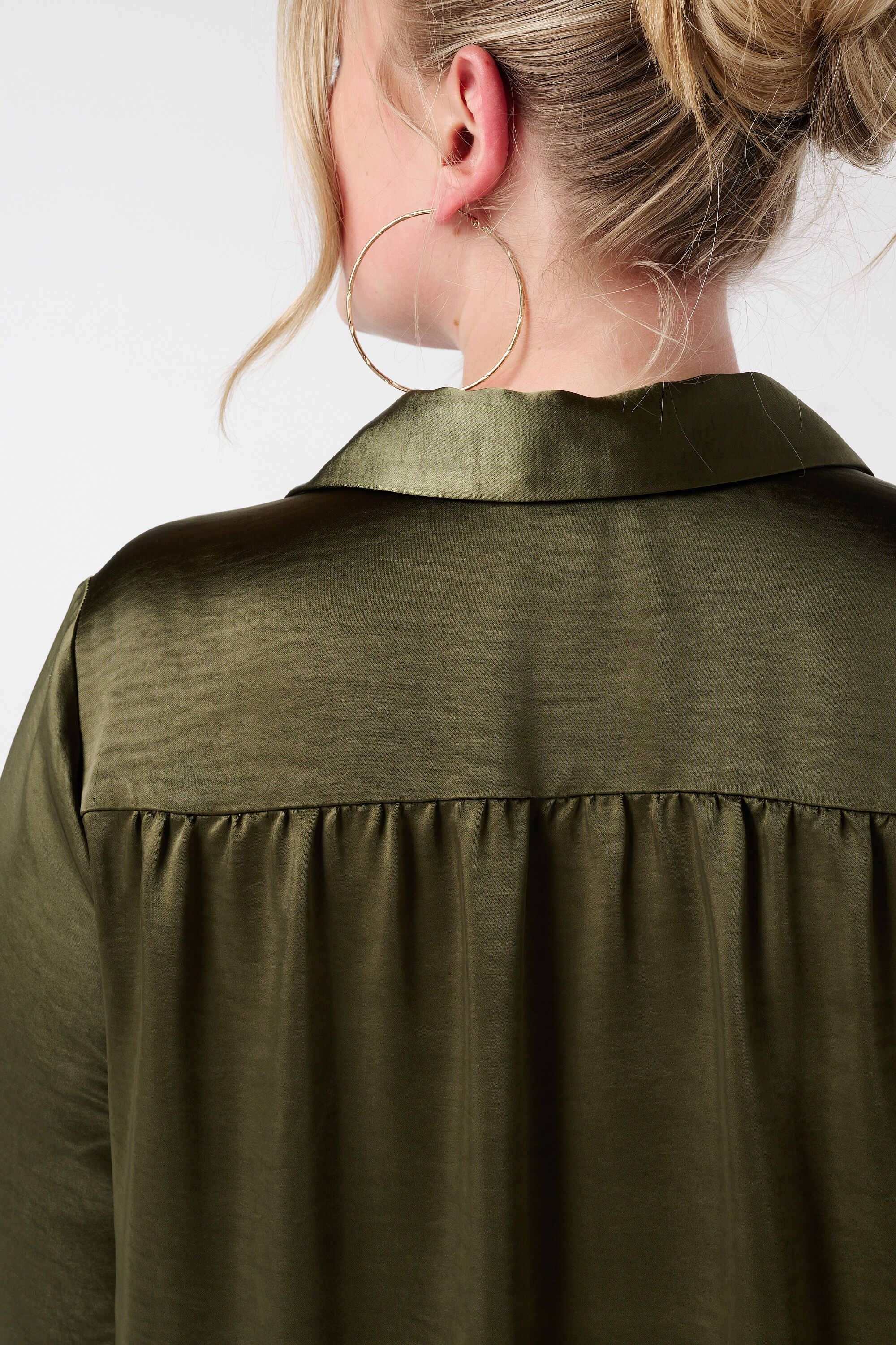 Blusa con aspecto satinado image number 6