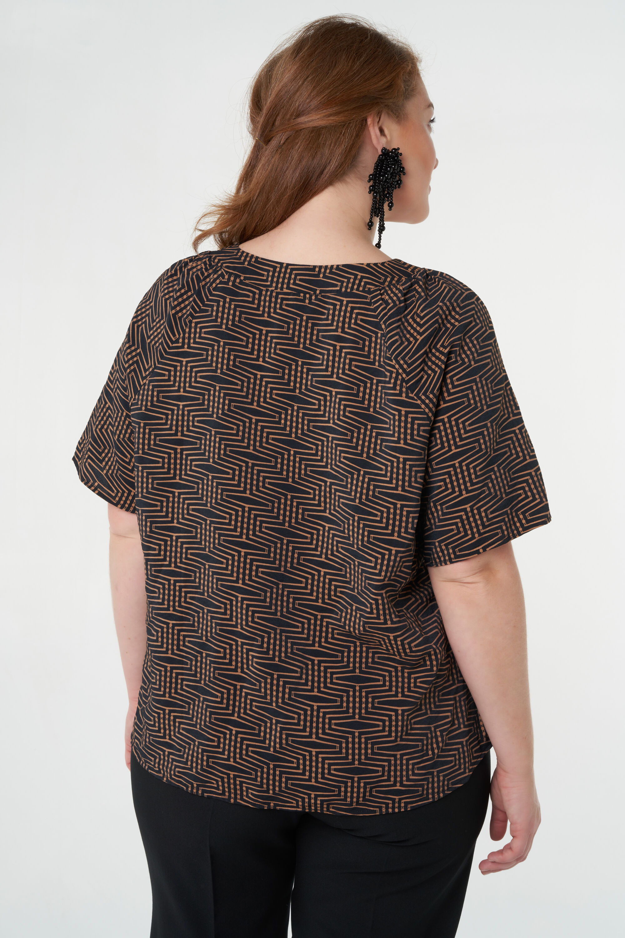 Blusa estampada con escote en V y manga corta image number 4