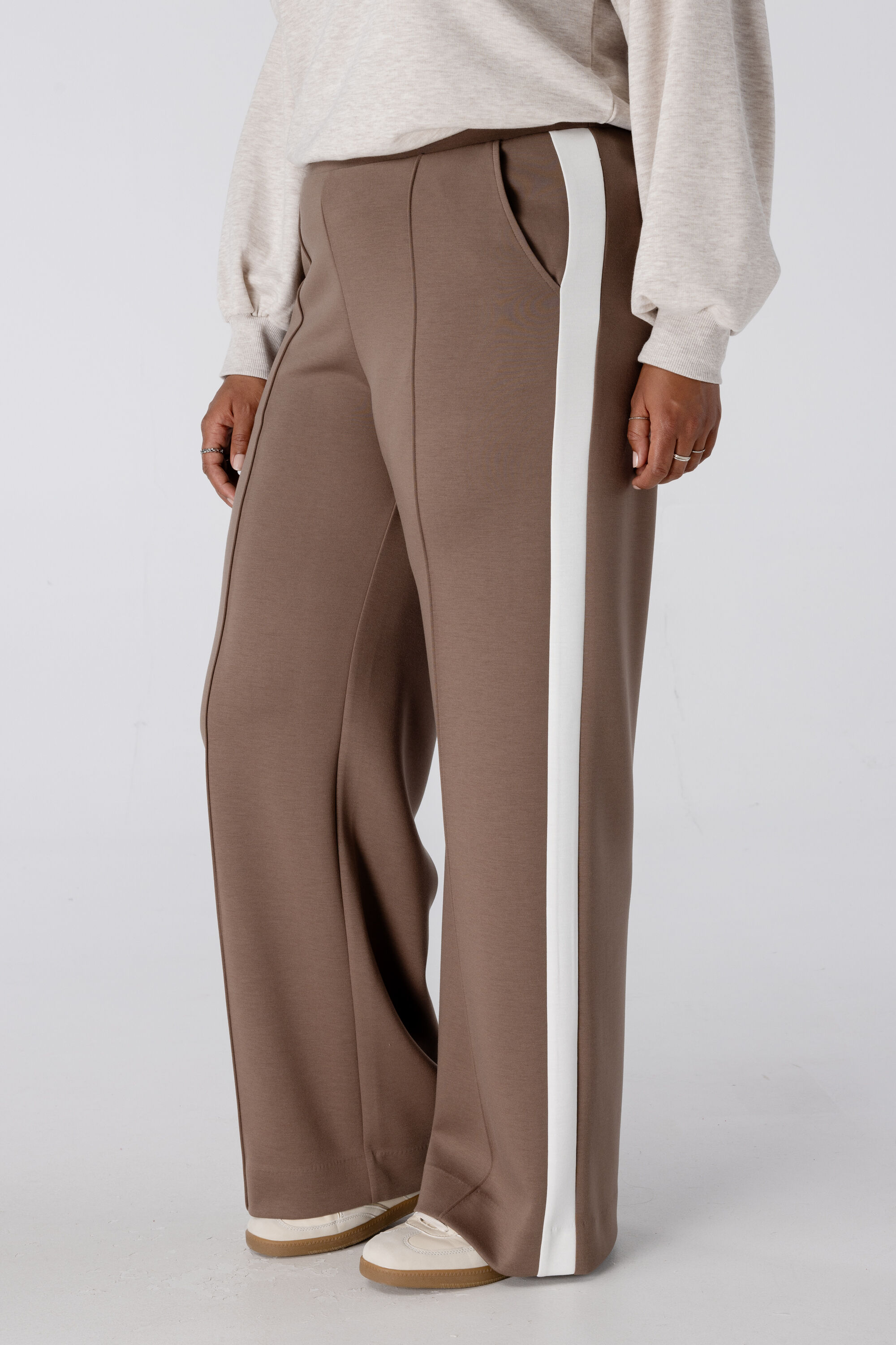 Pantalones anchos con raya en contraste image number 5