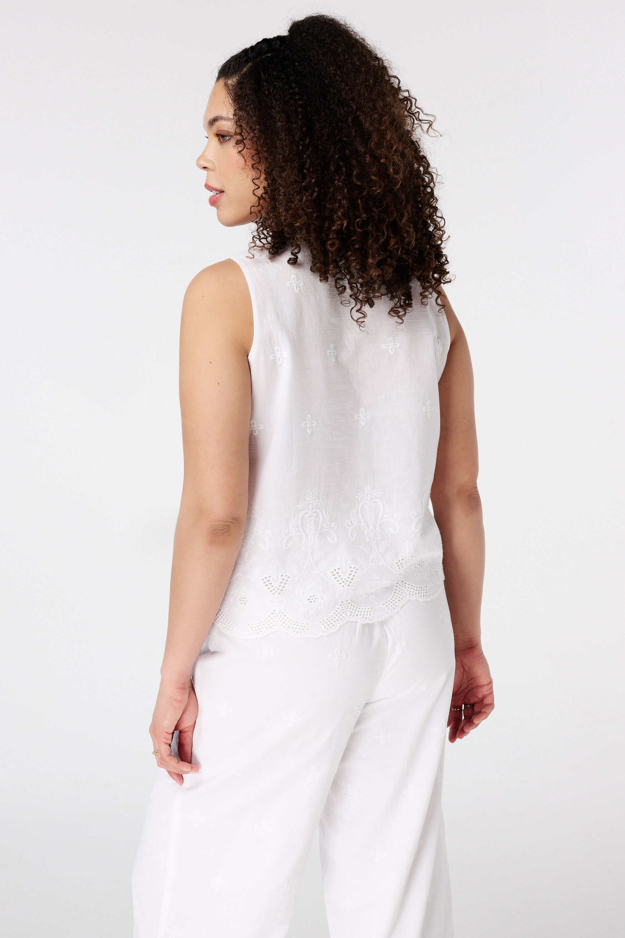 Blusa sin mangas con bordado image number 3