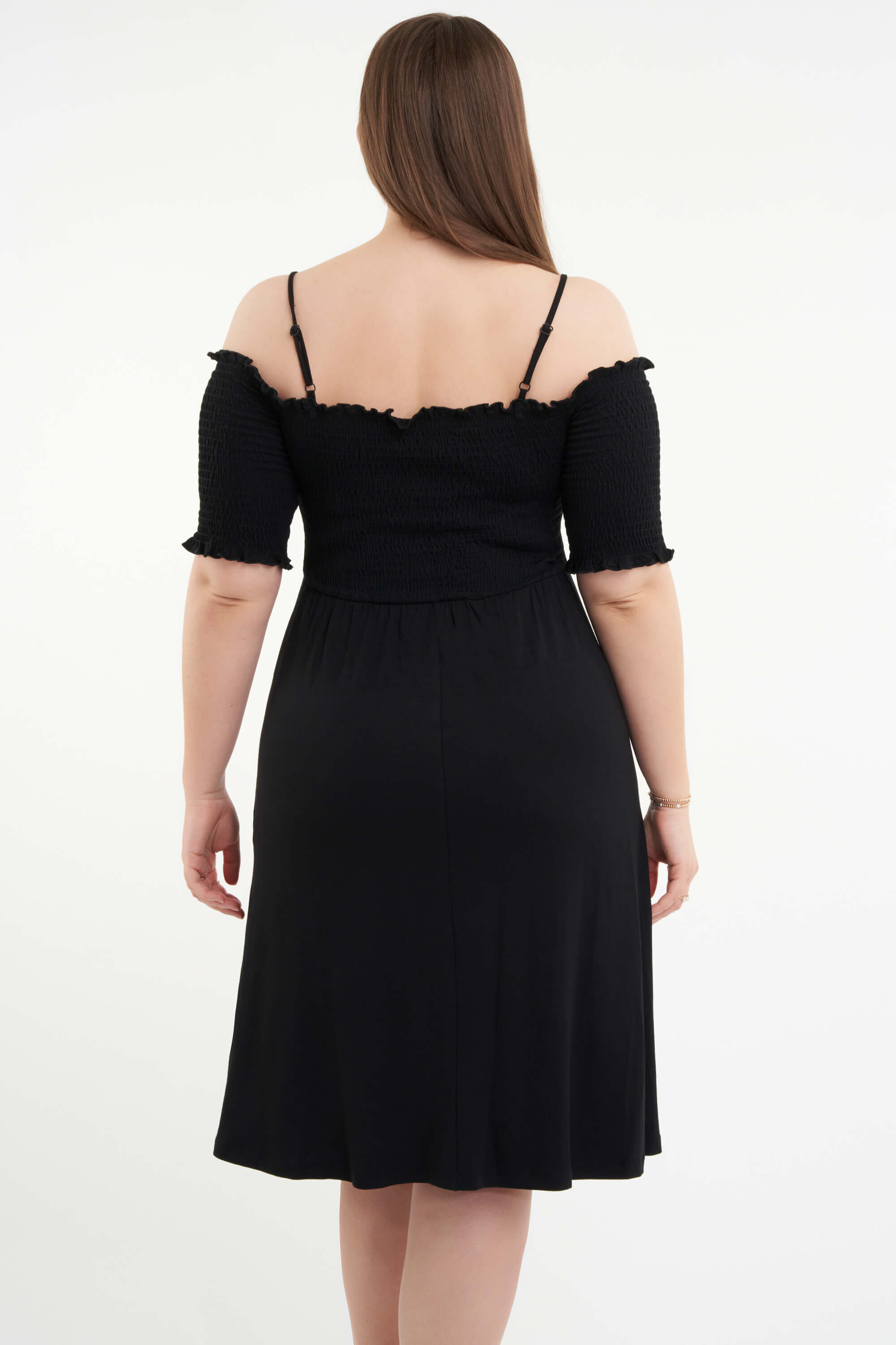 Vestido con los hombros descubiertos image number 4