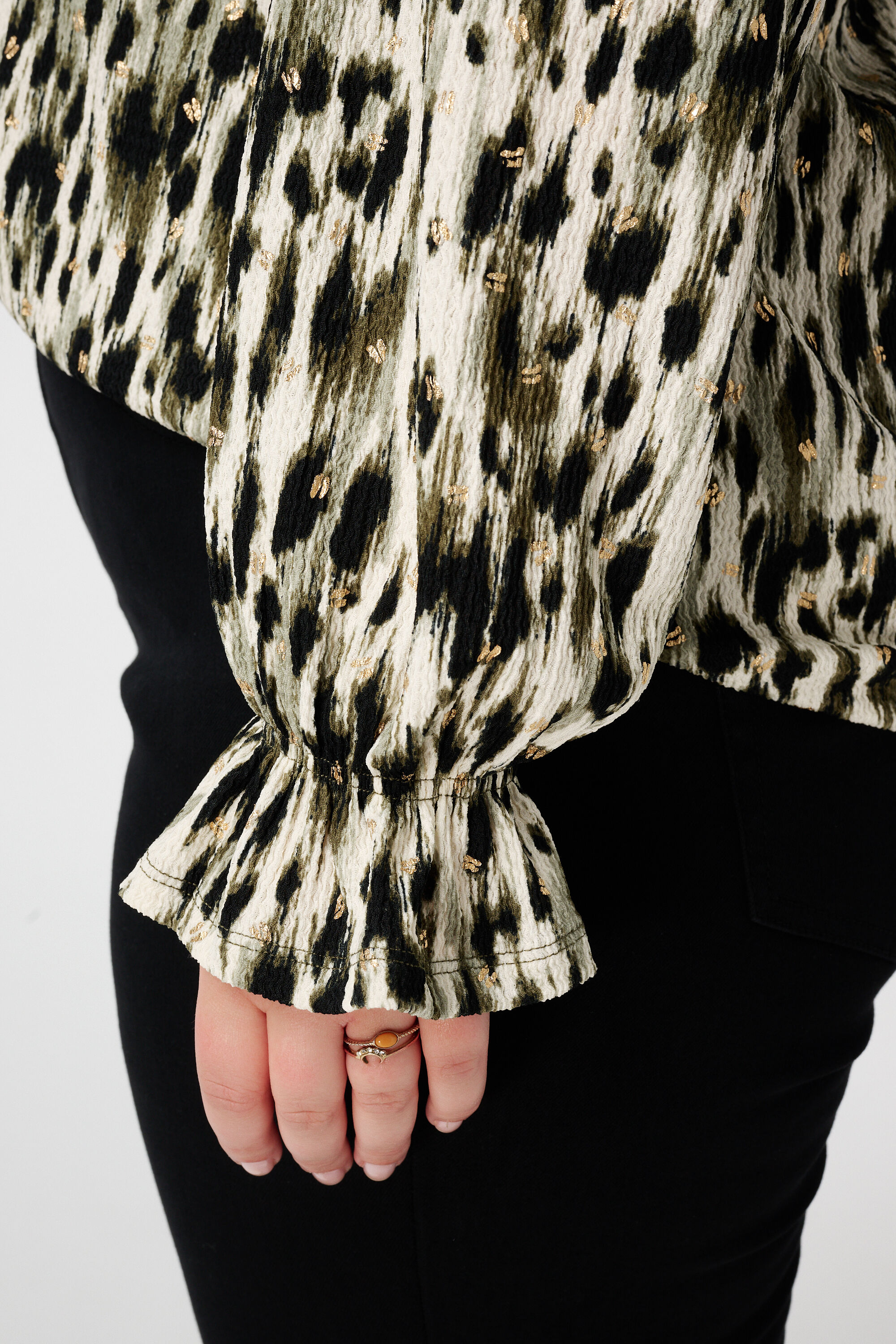 Top estampado y con textura image number 4