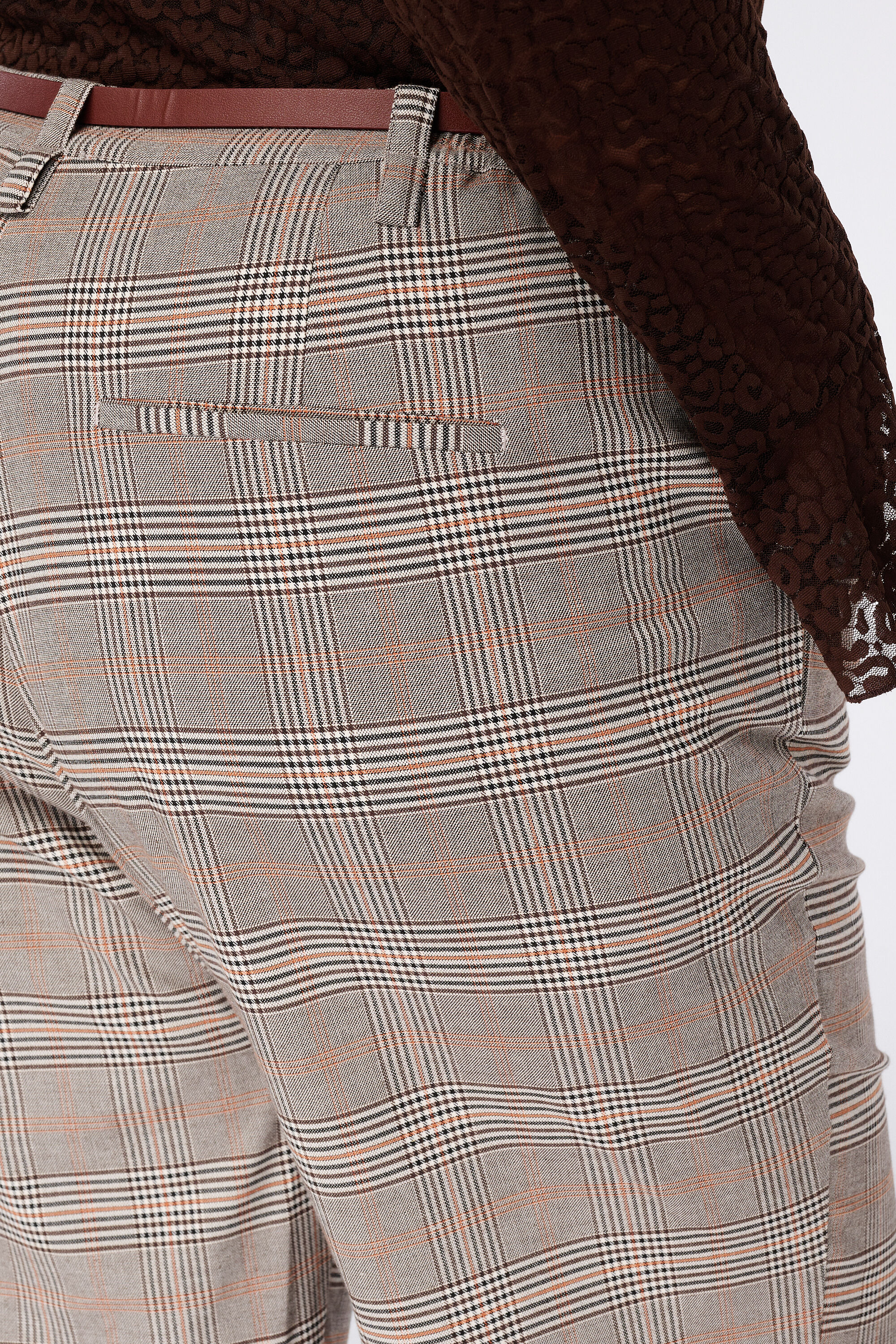 Pantal&oacute;n de cuadros con cintur&oacute;n image number 4