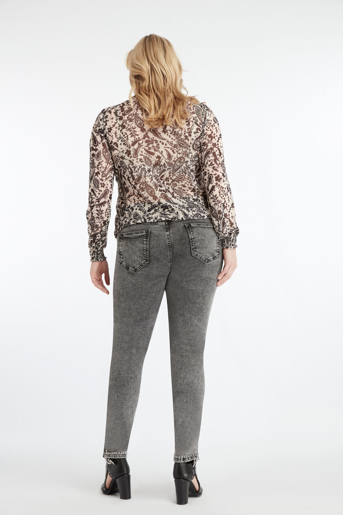 Vaqueros con tachuelas image number 5