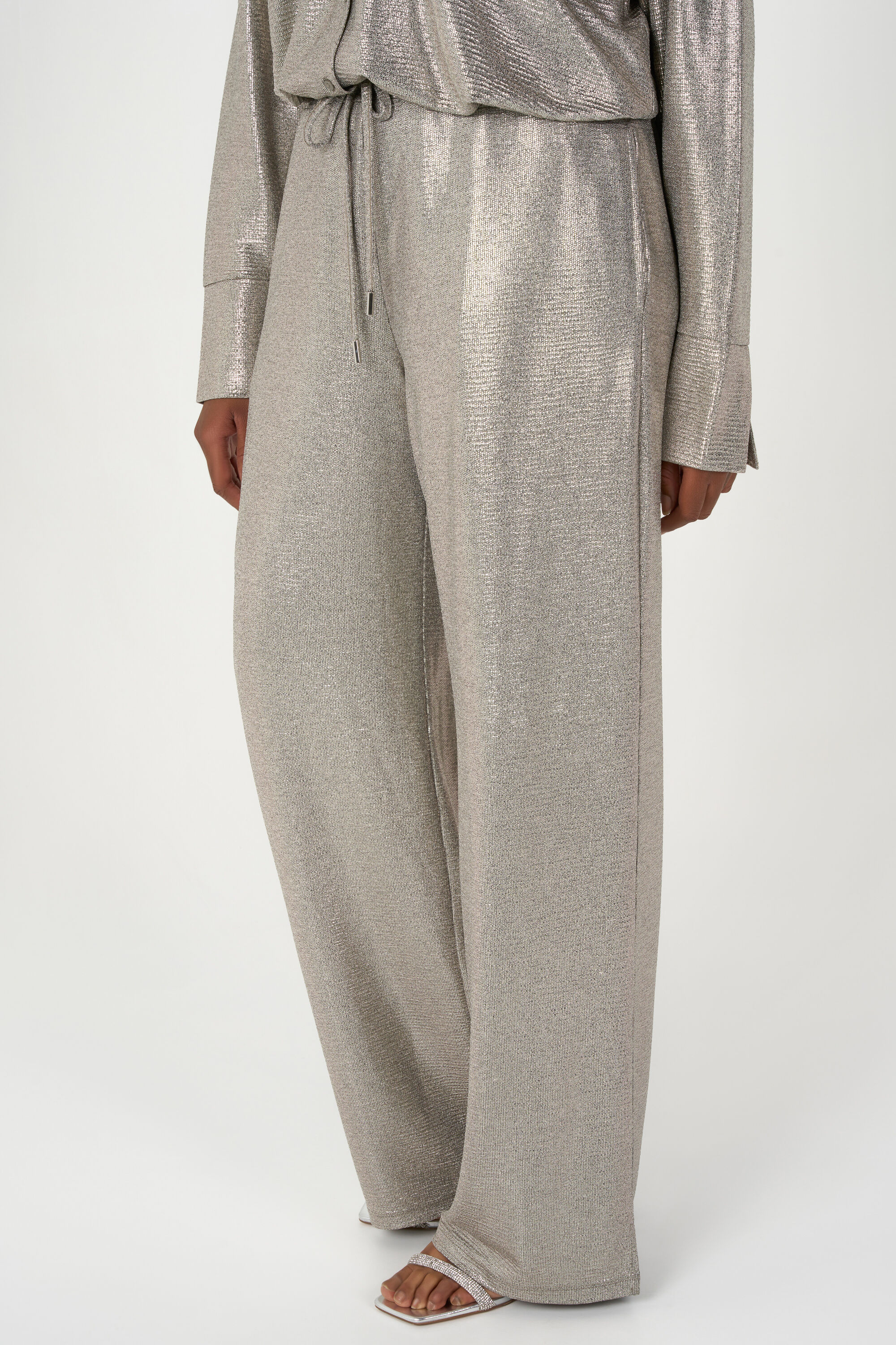 Pantalones de pernera ancha con tejido brillante image number 5