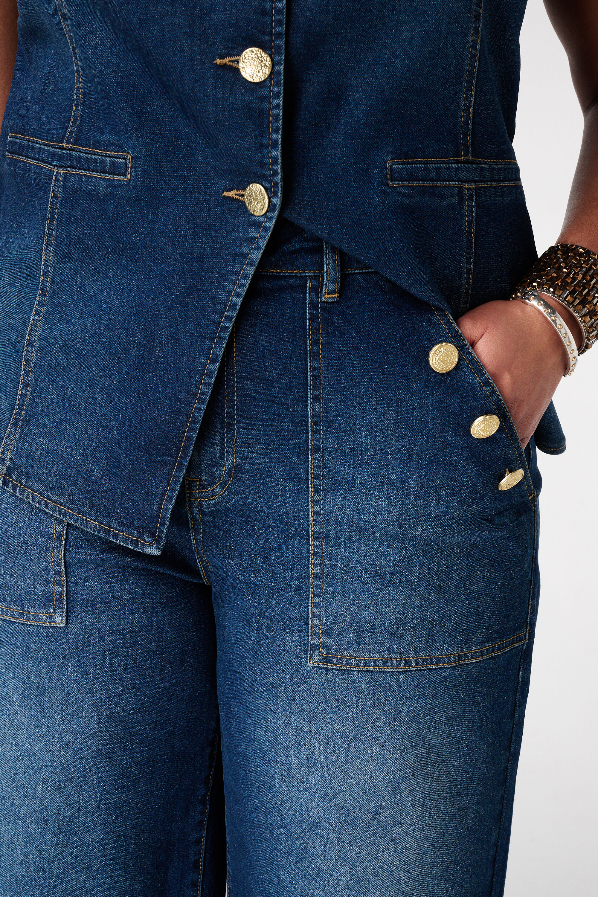 Vaqueros wide leg con botones decorativos image number 4