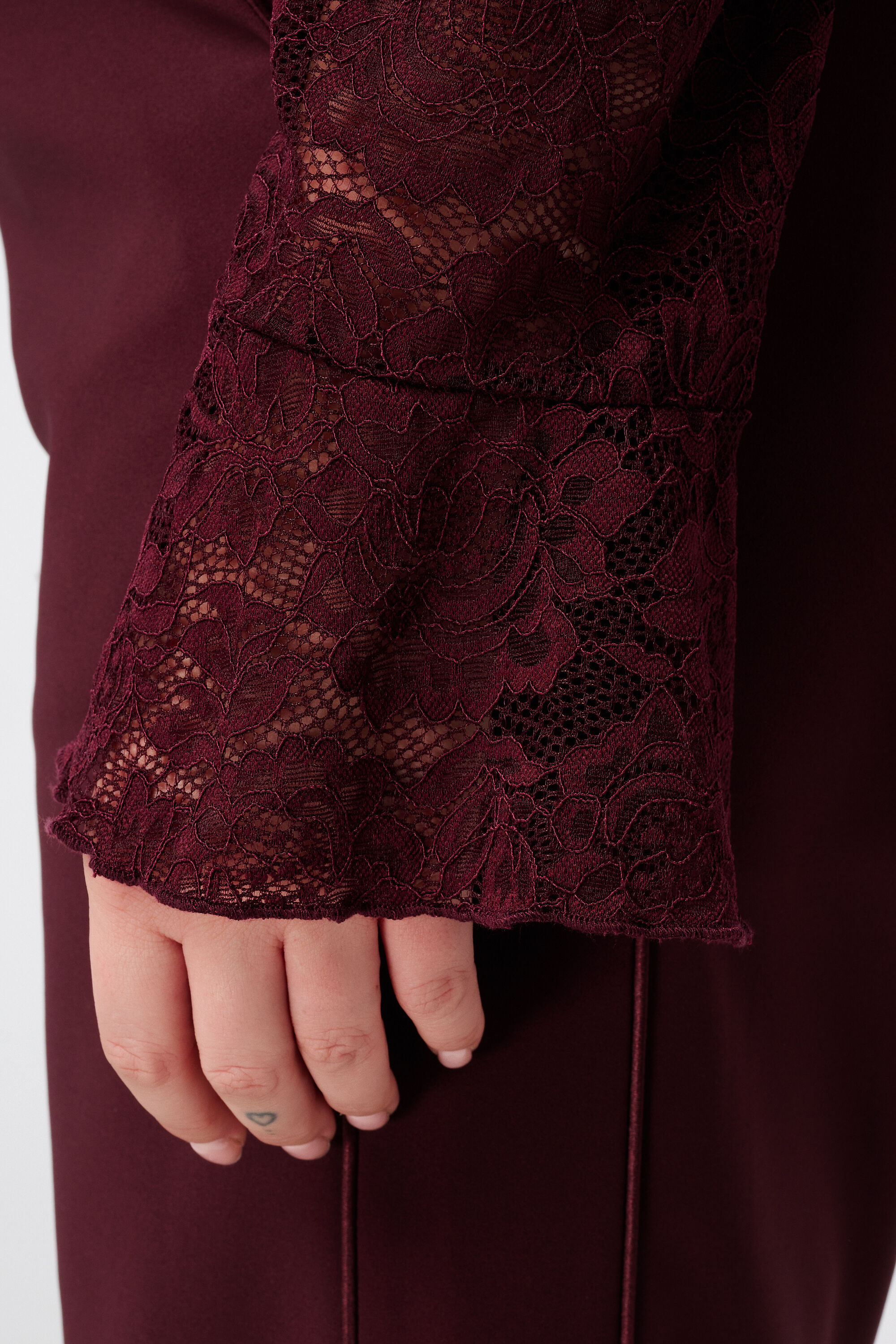 Top de encaje con mangas largas image number 6