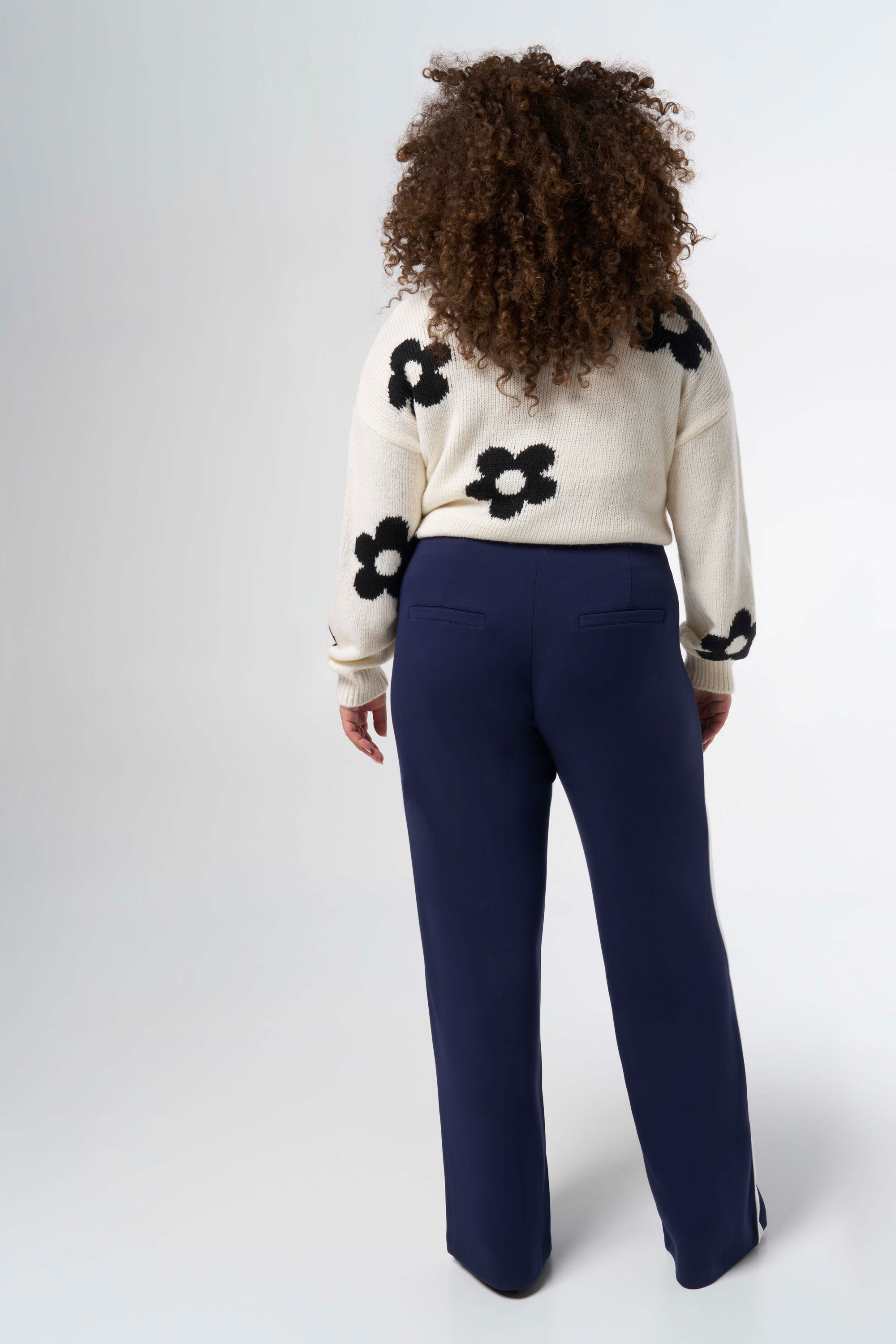 Pantalones deportivos image number 3