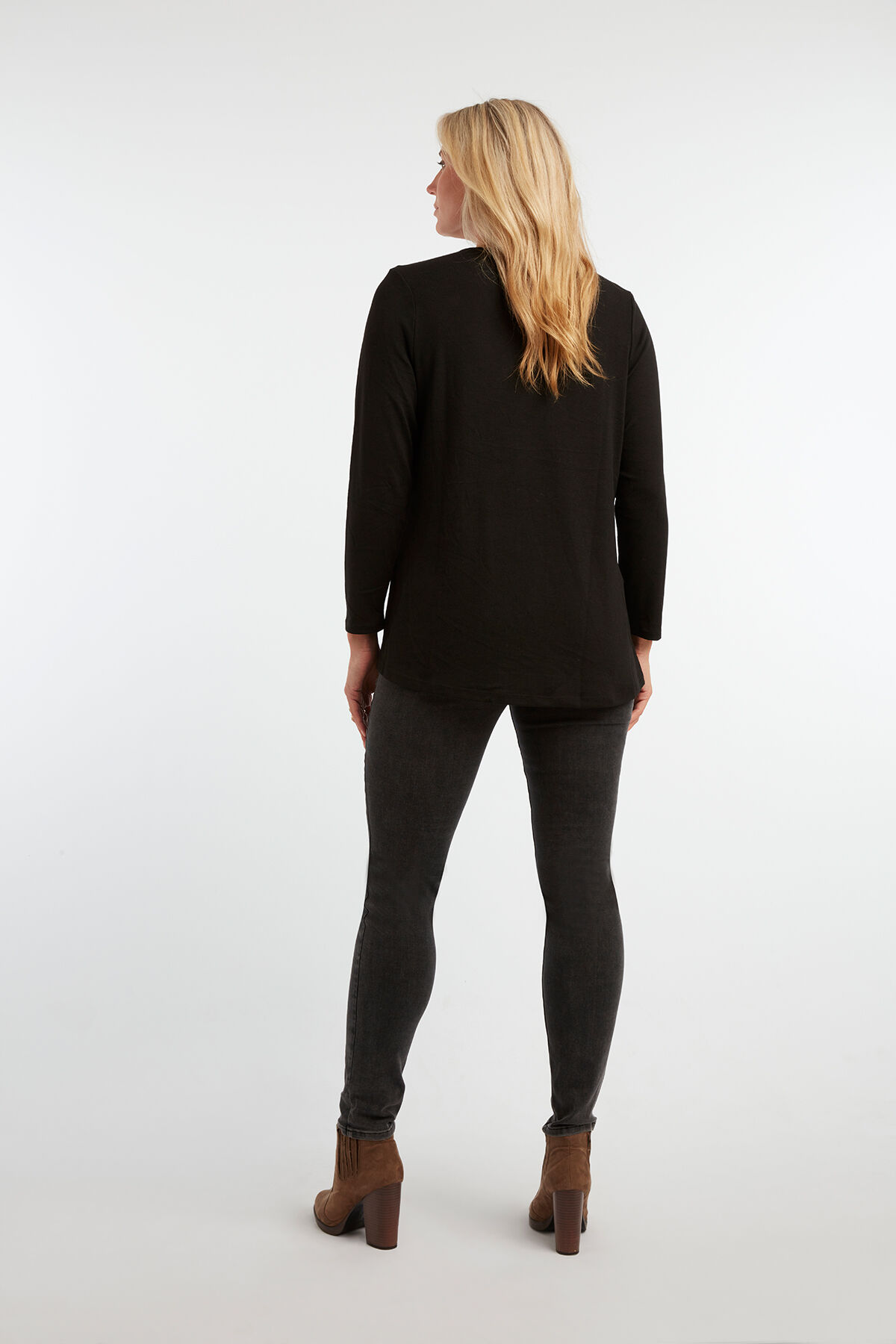 Camiseta con cuello de pico image number 4