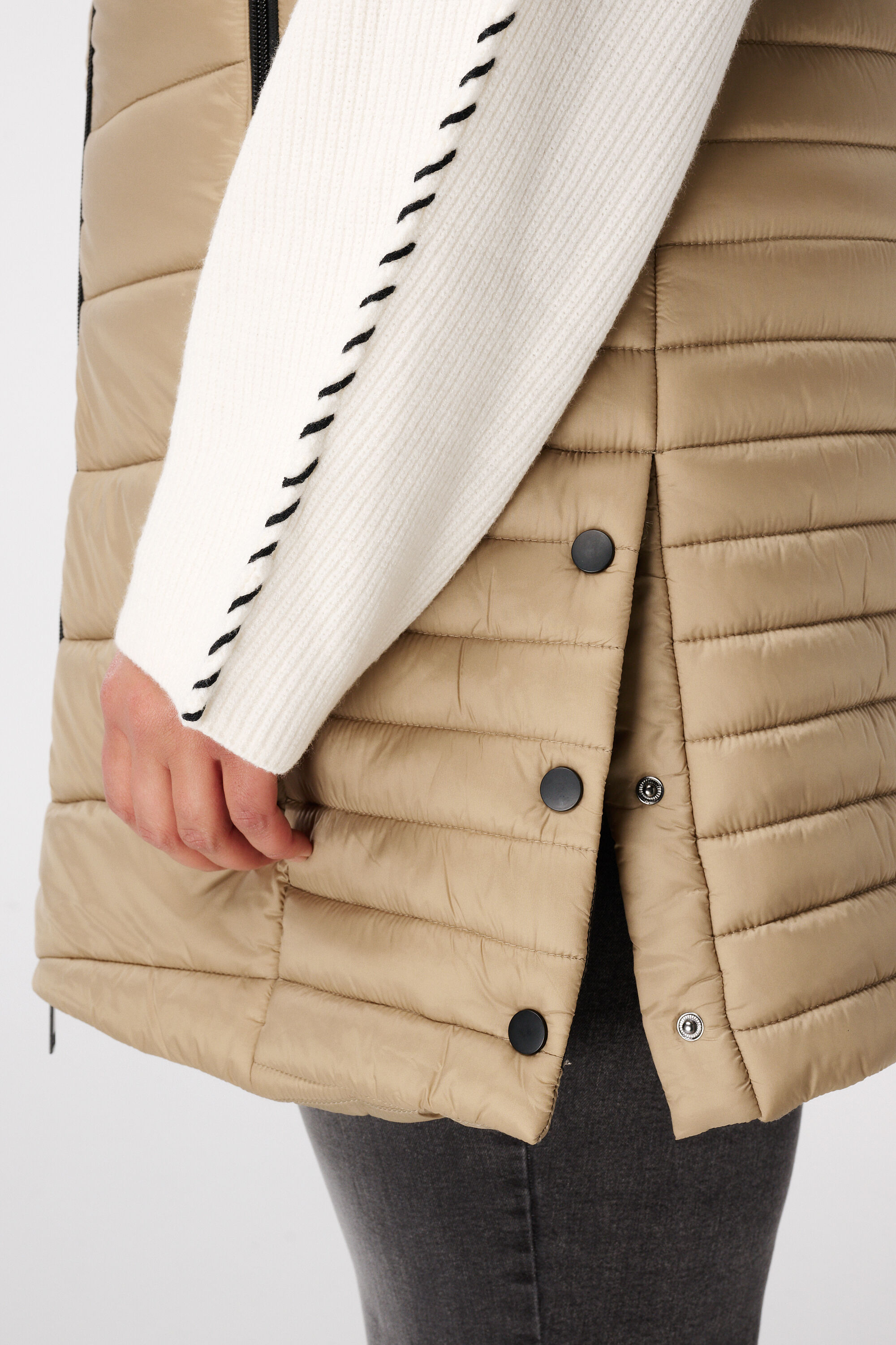 Chaleco largo acolchado con capucha image number 6