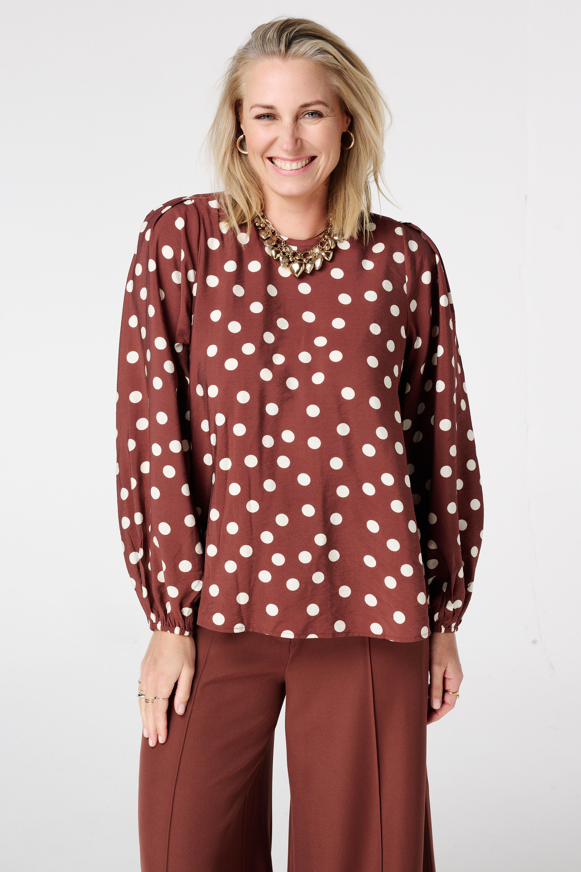 Blusa con estampado de lunares y cord&oacute;n