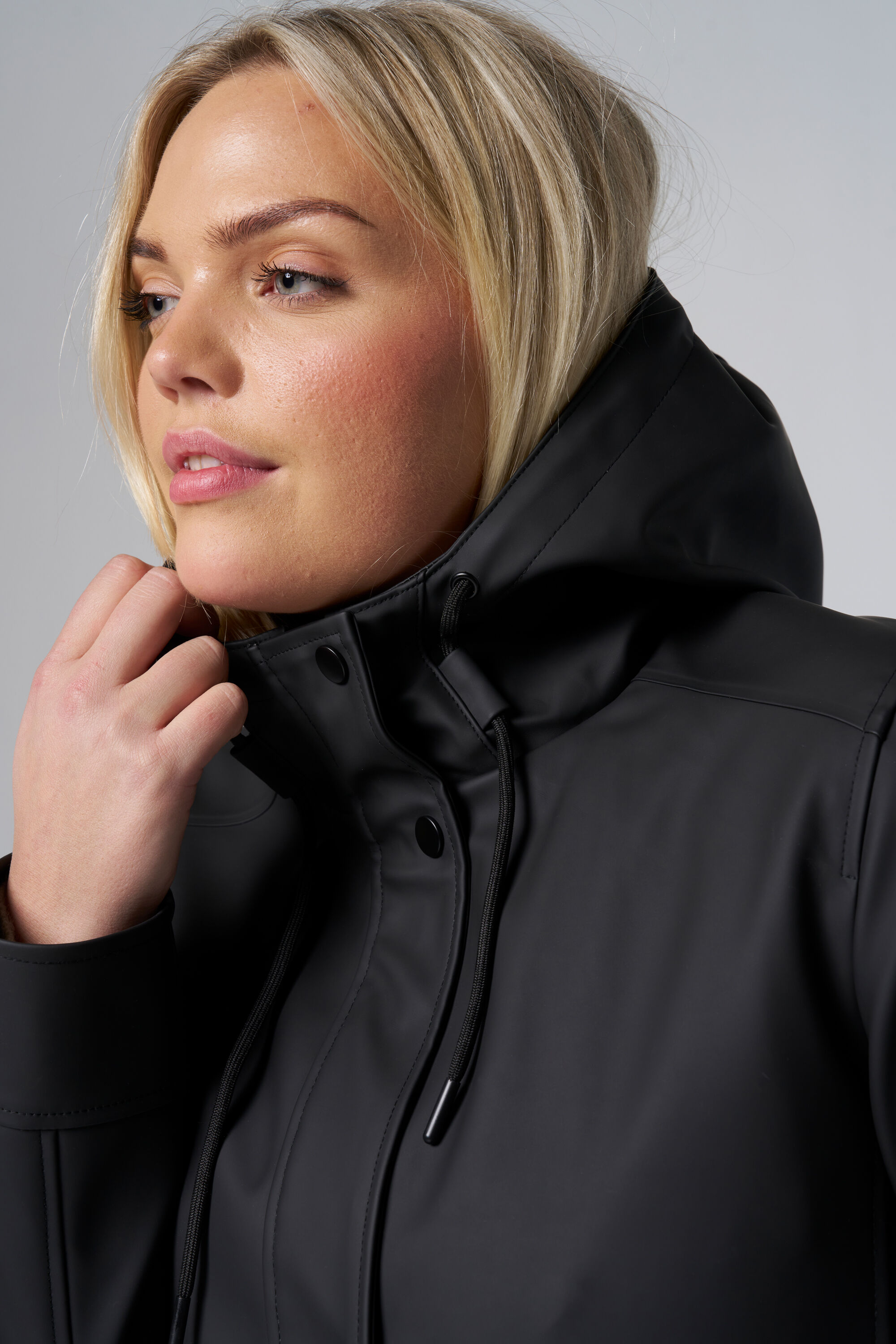 Mackintosh con capucha image number 4