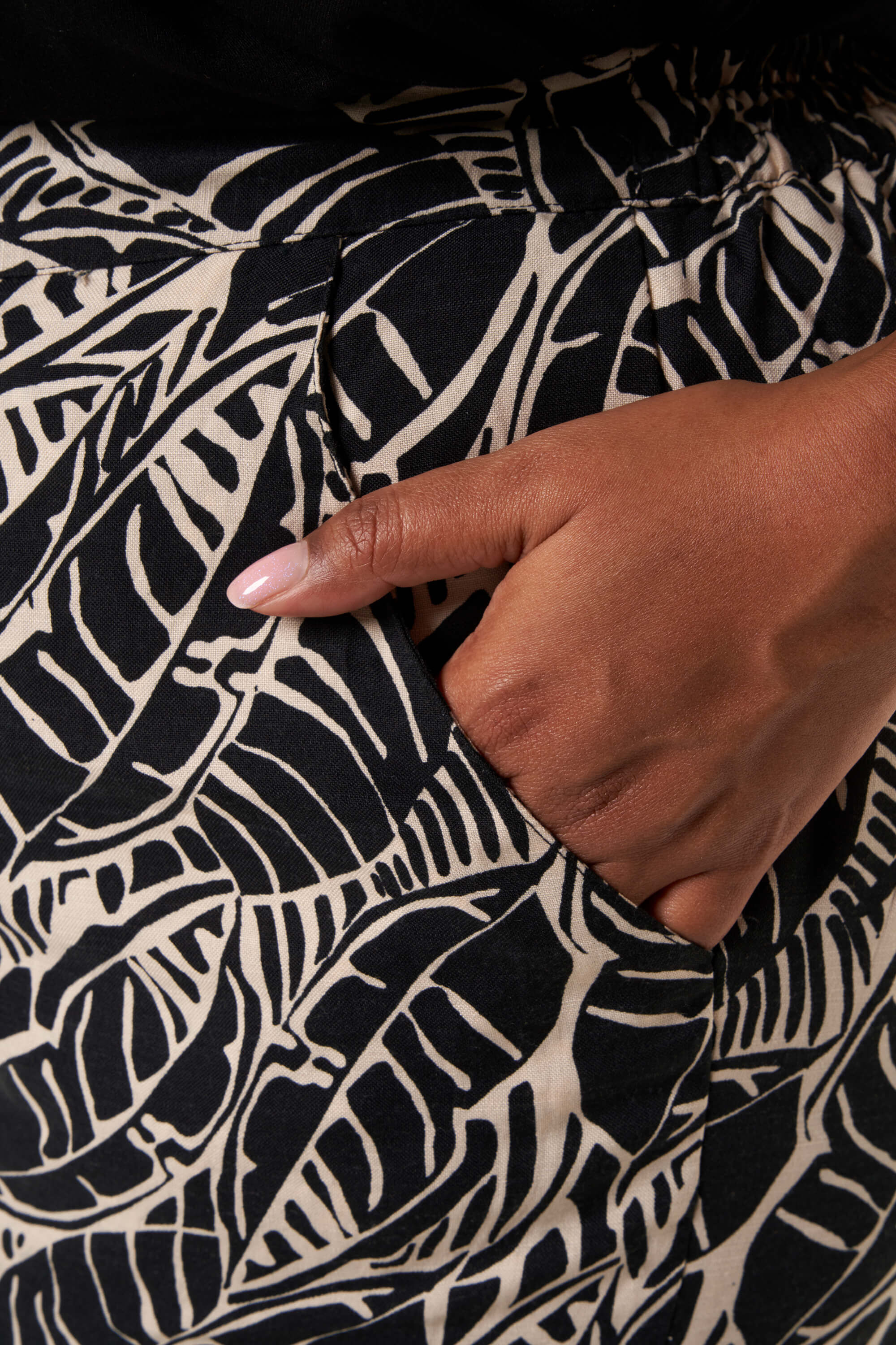 Pantalones de pernera ancha image number 4