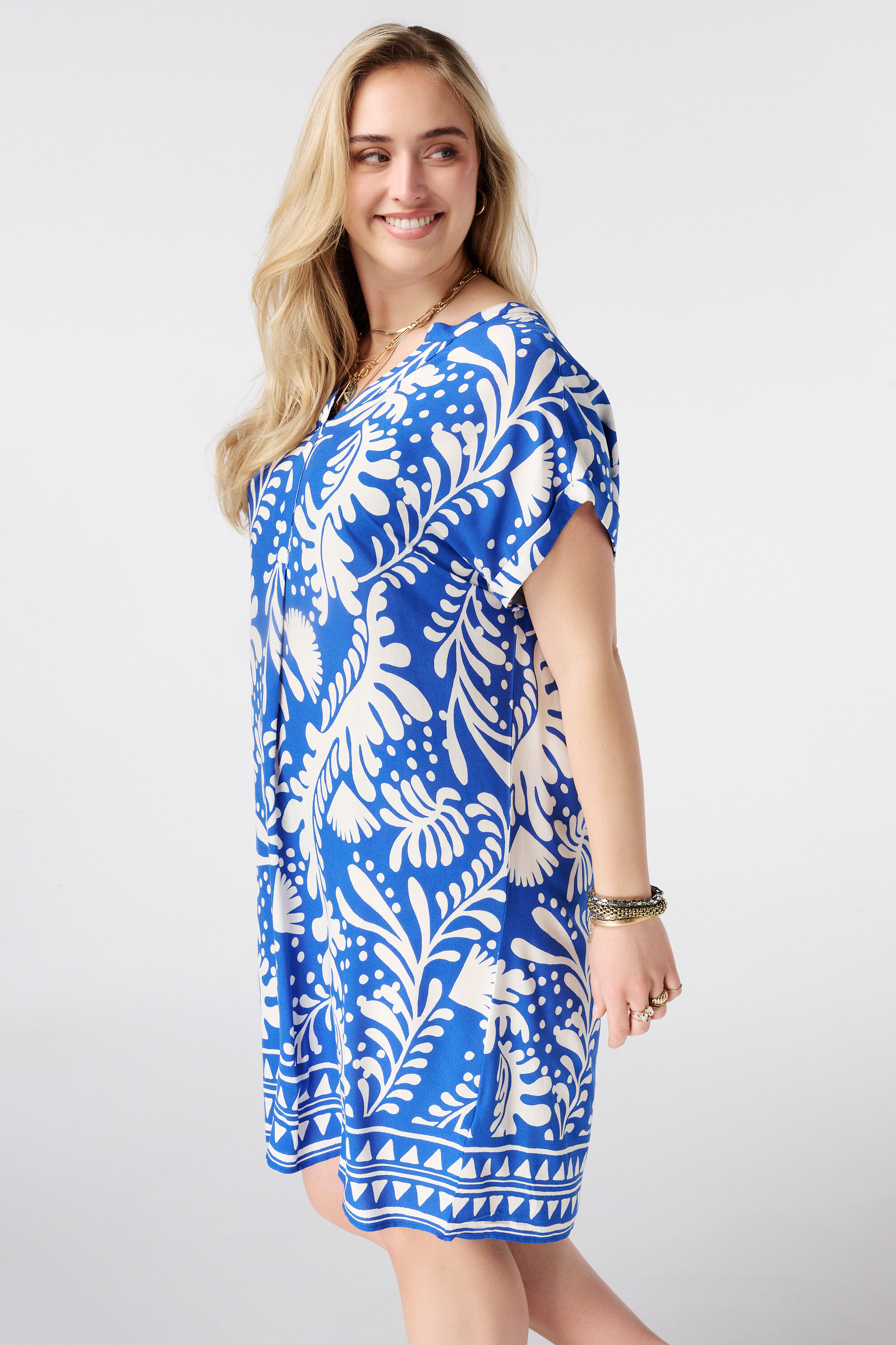 Vestido con escote en V image number 5