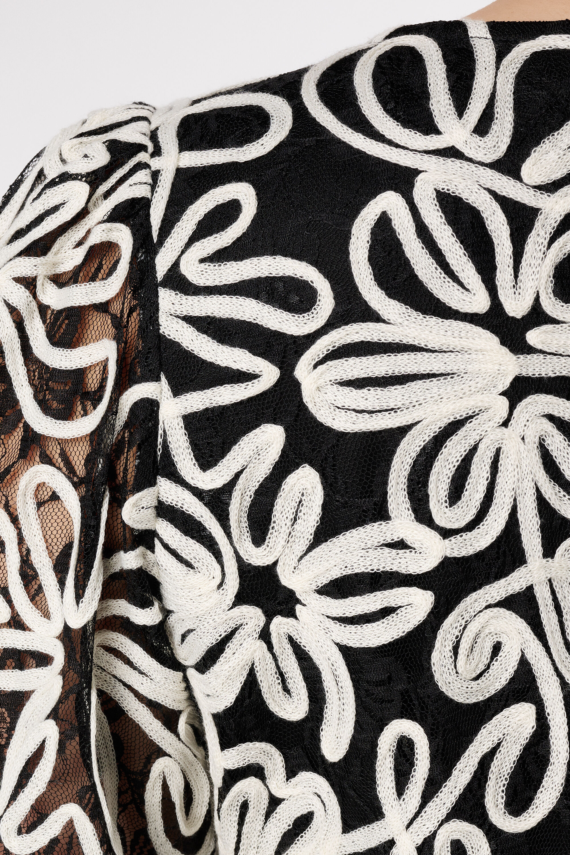 Top bordado con mangas de malla image number 6