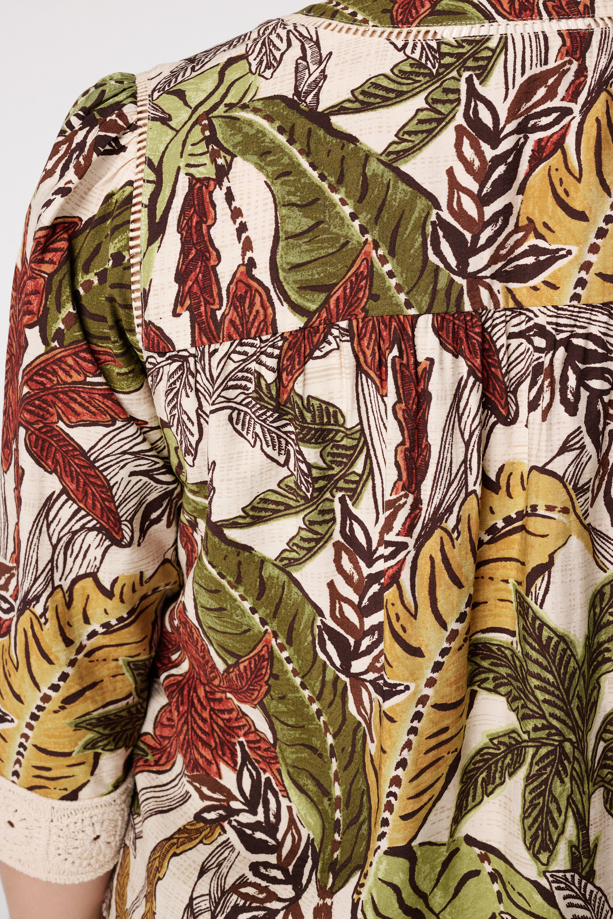 Blusa con detalles de encaje image number 6