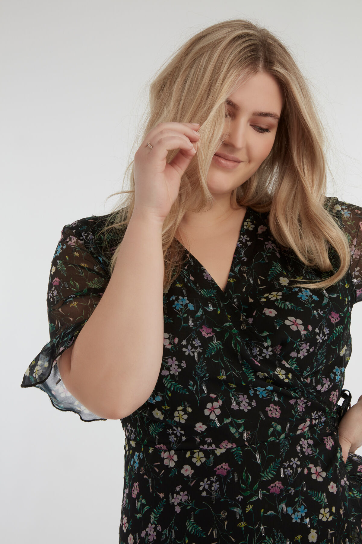 Vestido cruzado con estampado de flores y l&uacute;rex  image number 4