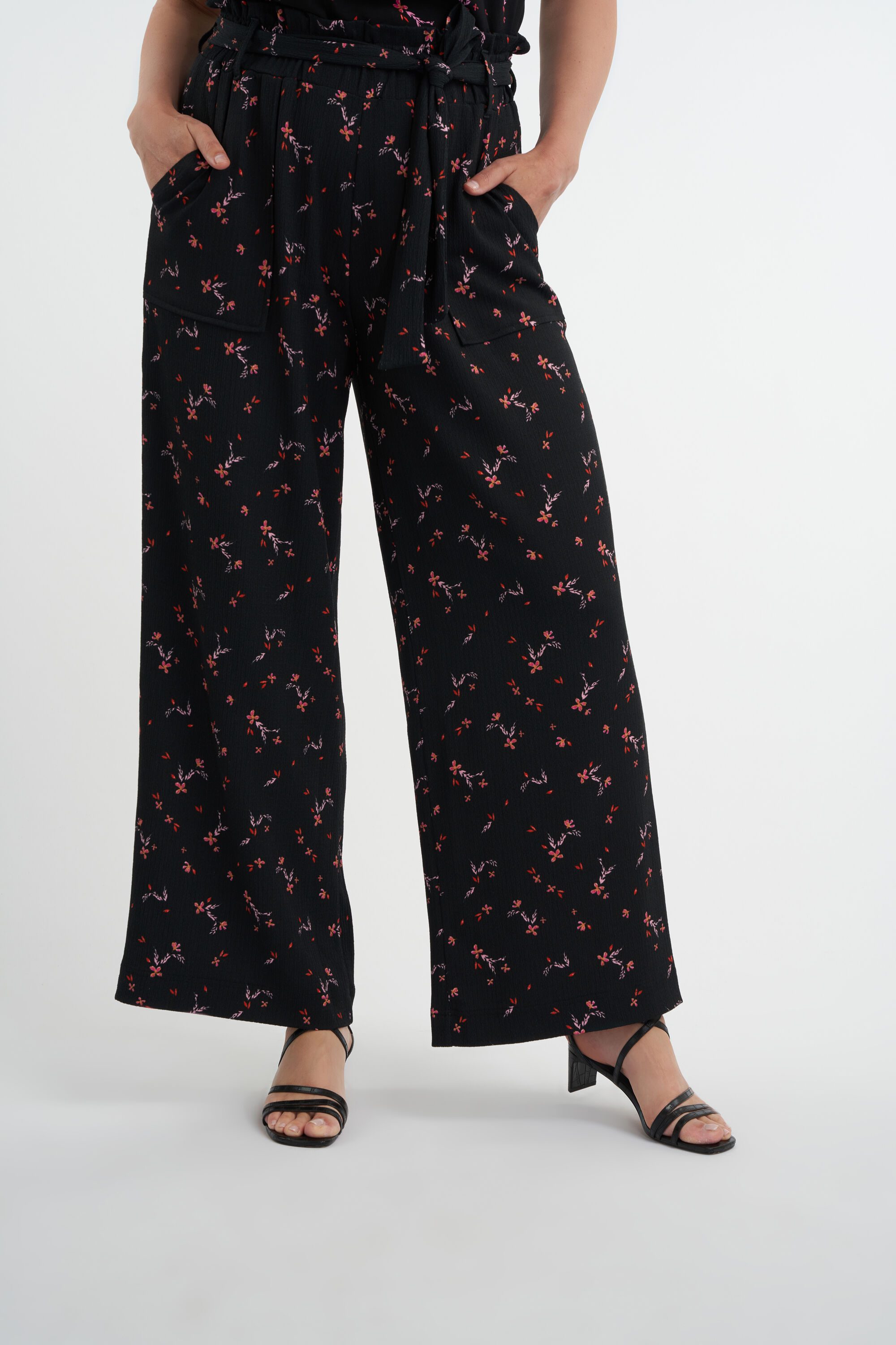 Pantalones anchos con un cintur&oacute;n image number 5