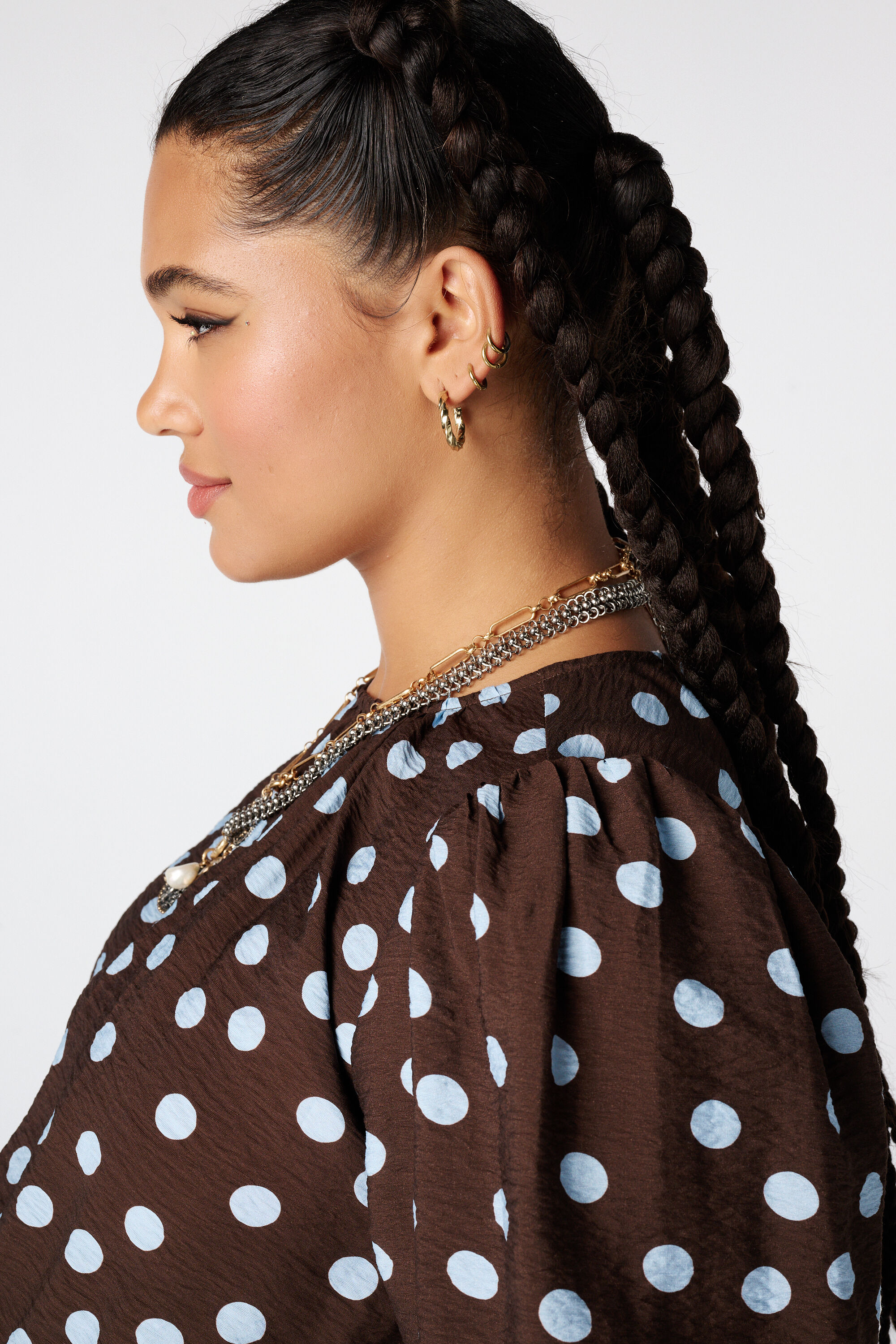 Blusa entallada con estampado de lunares image number 4