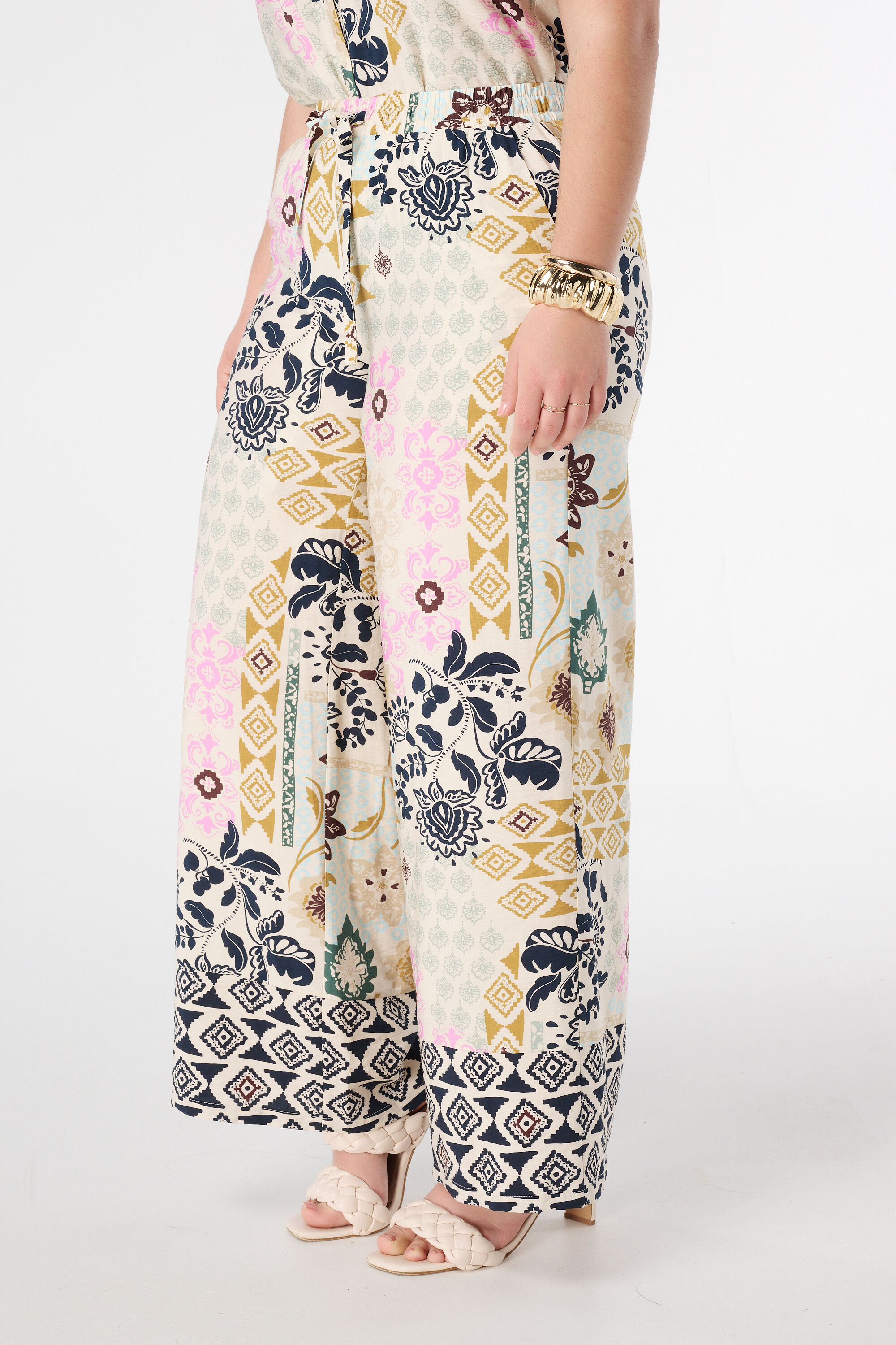 Pantalones con estampado image number 5