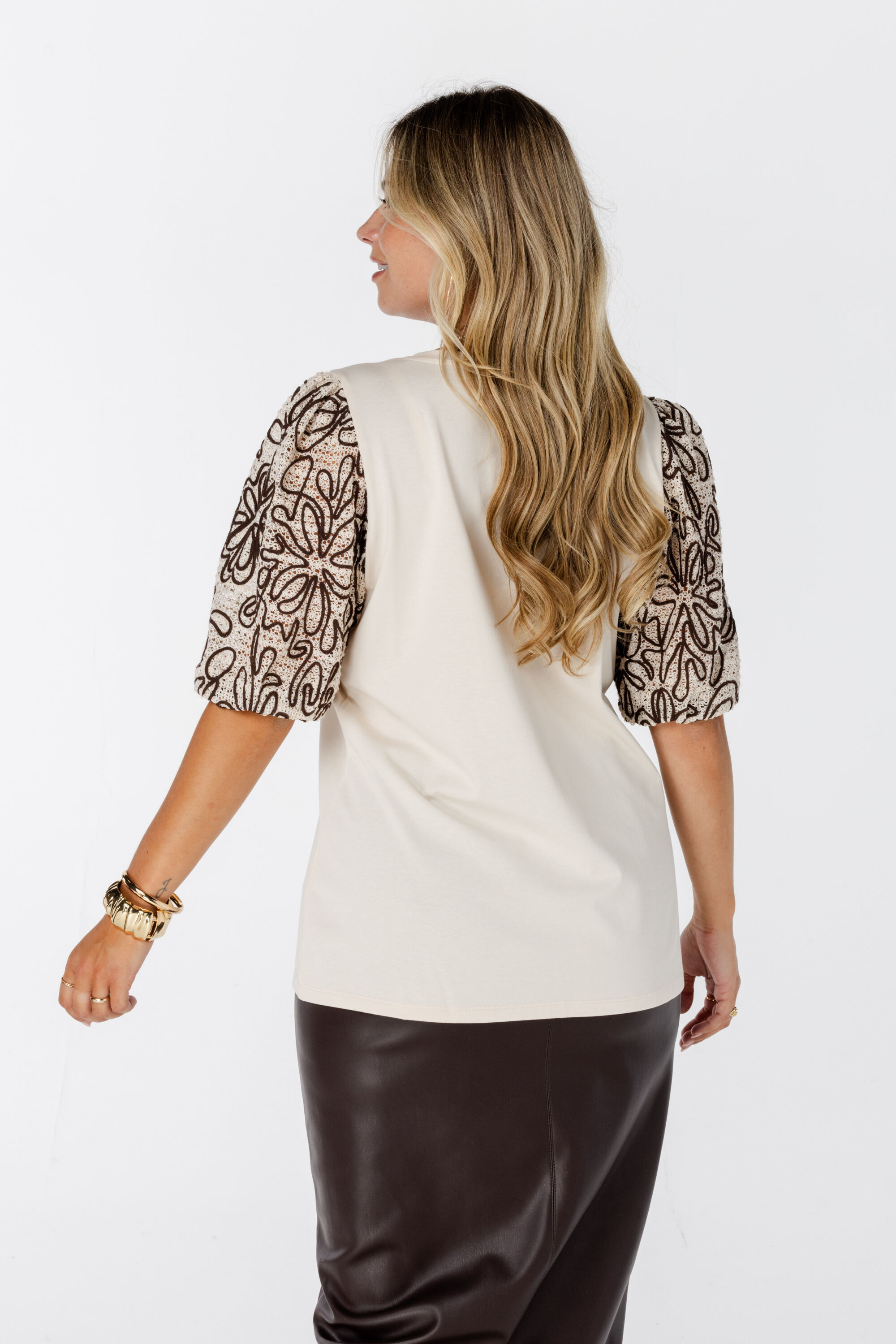 Top con mangas bordadas image number 3