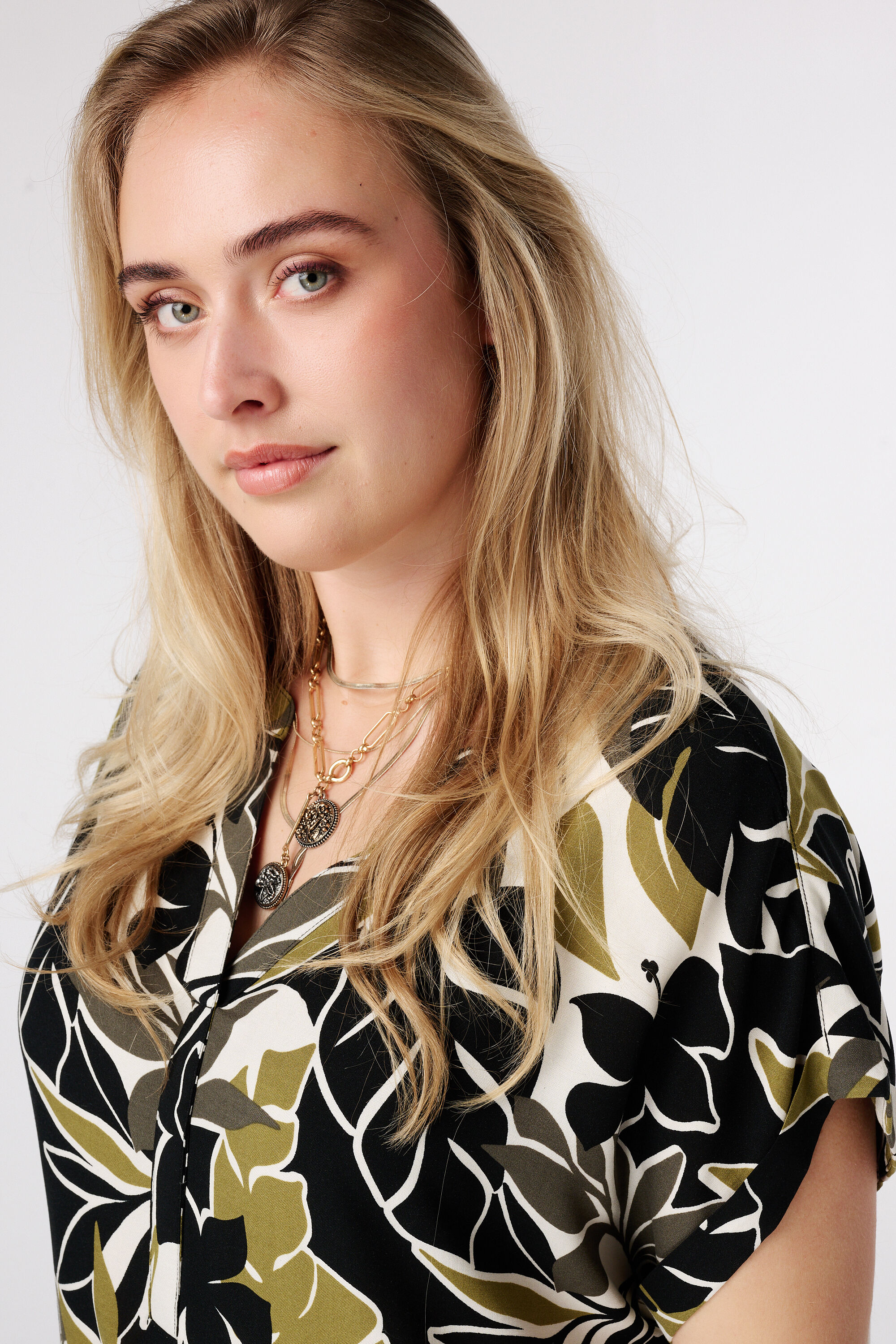 Vestido con escote en V image number 4