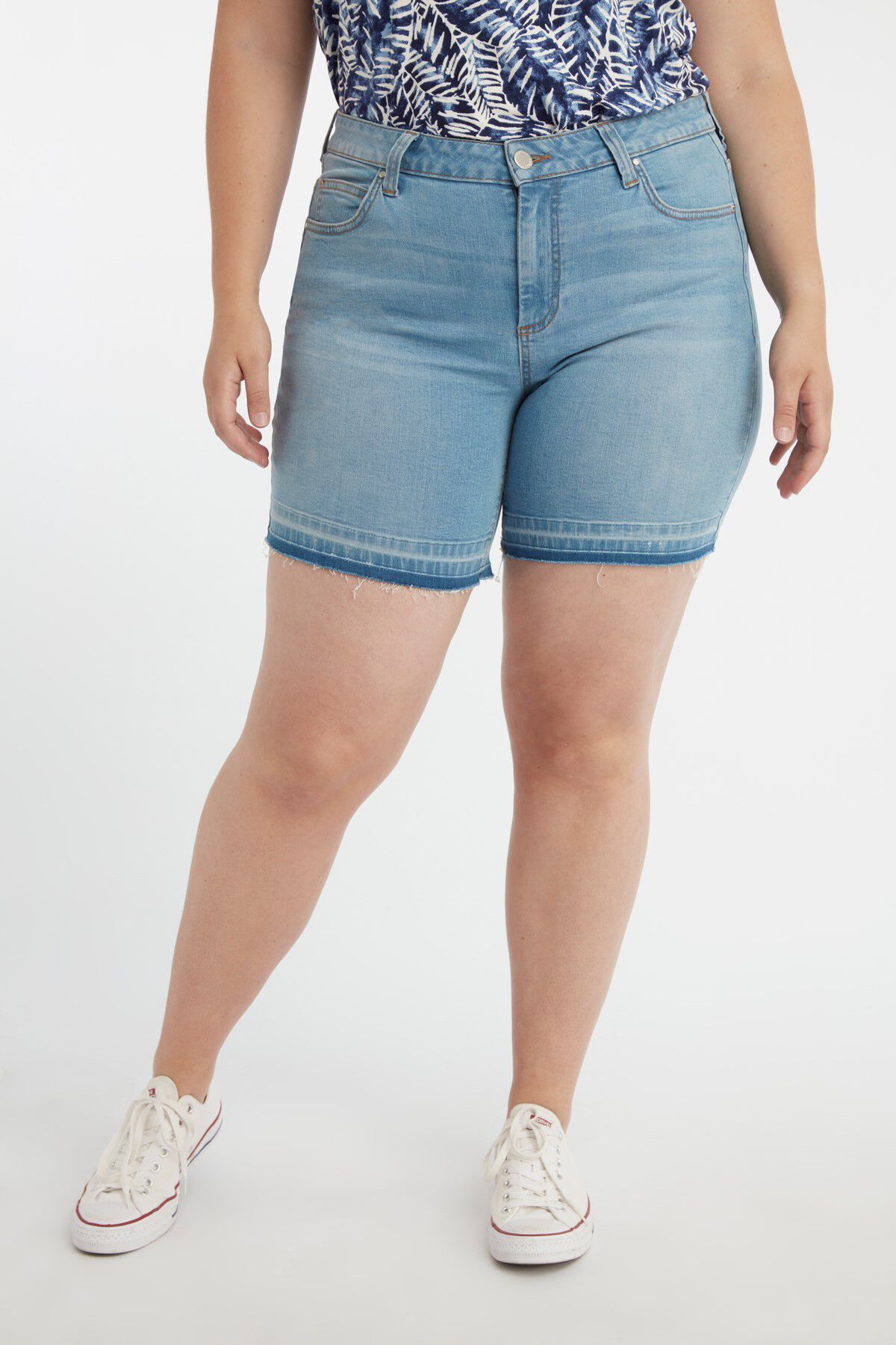 Shorts vaqueros con el bajo deshilachado image number 5