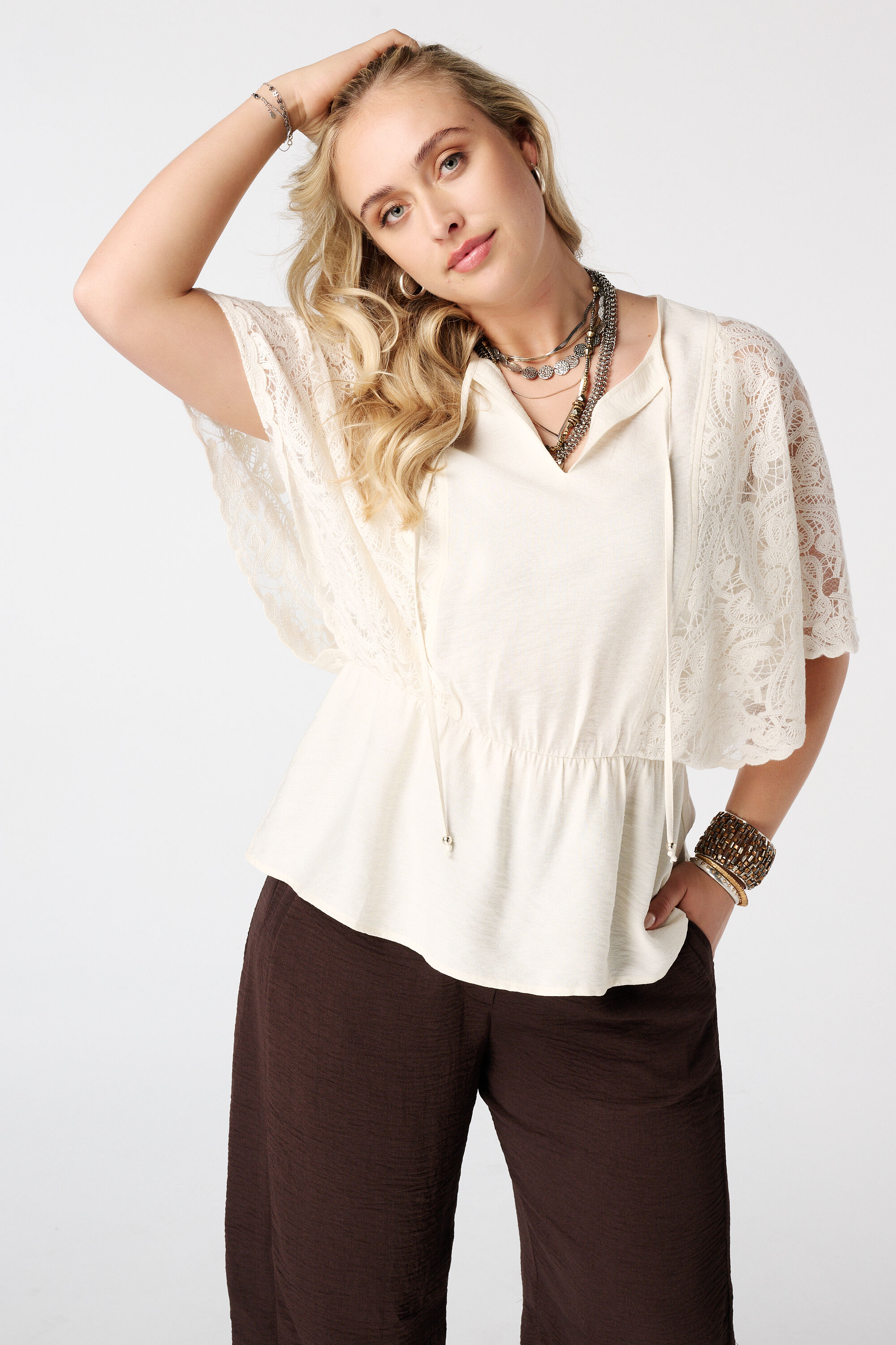 Blusa con mangas de encaje