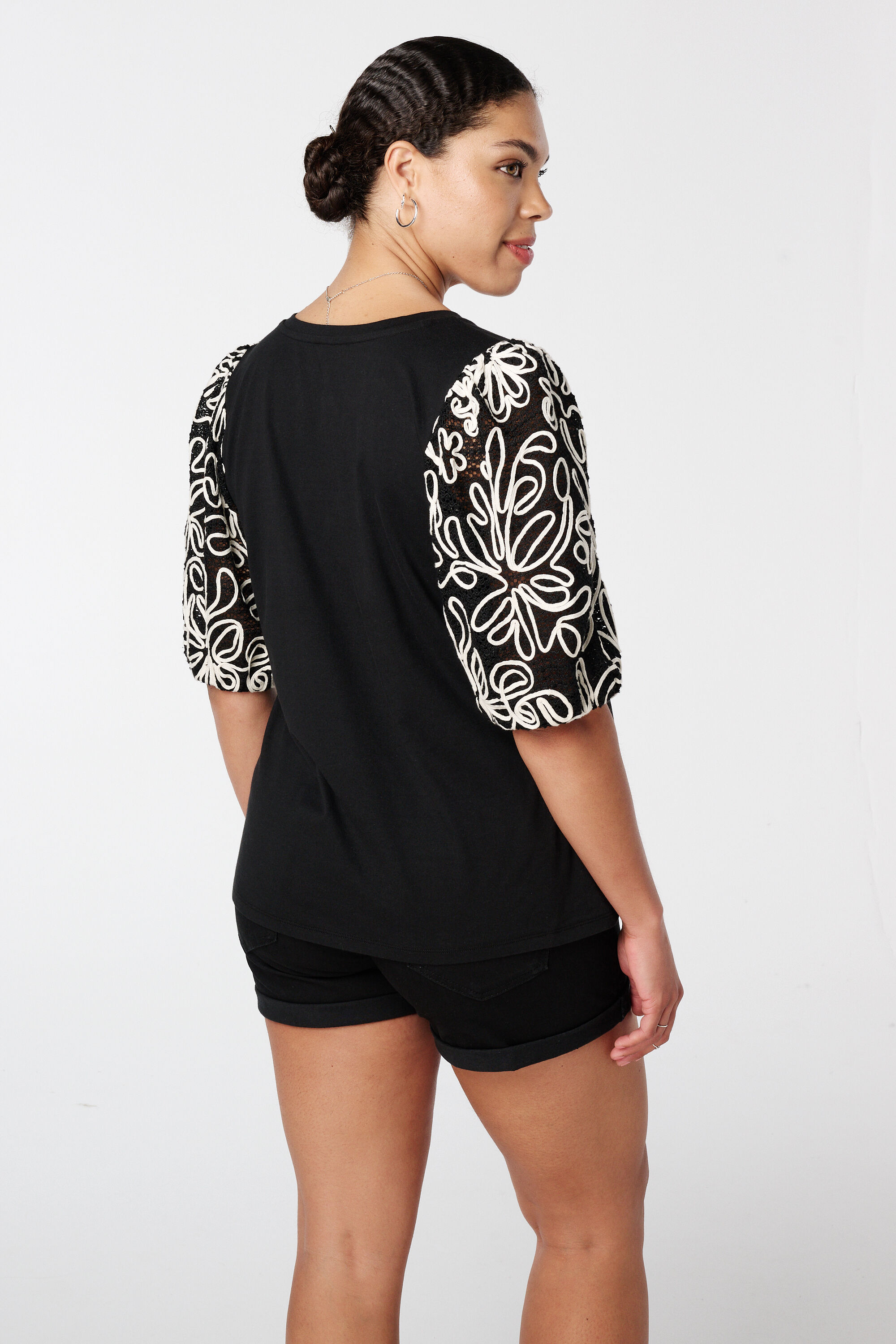 Camiseta con mangas bordadas image number 3