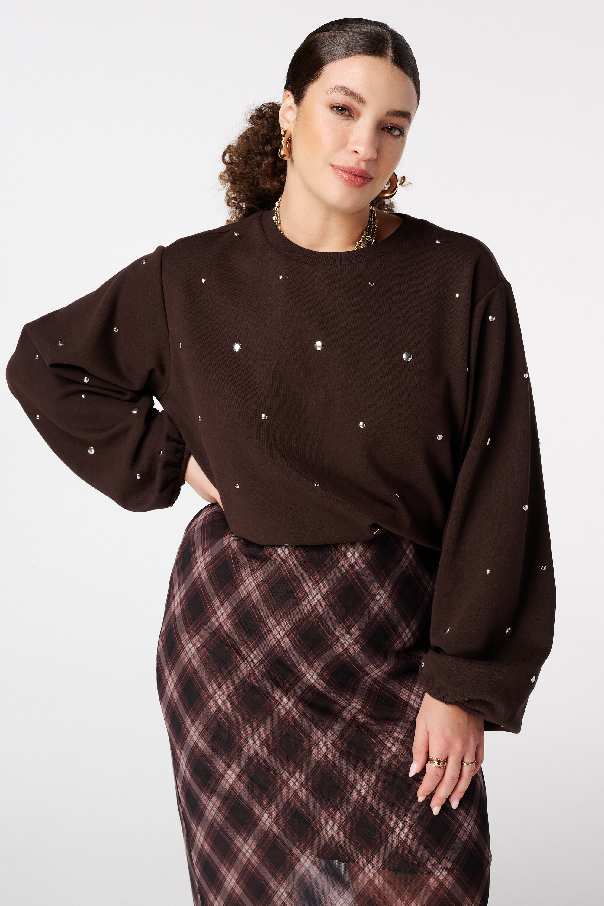 Sudadera con tachuelas