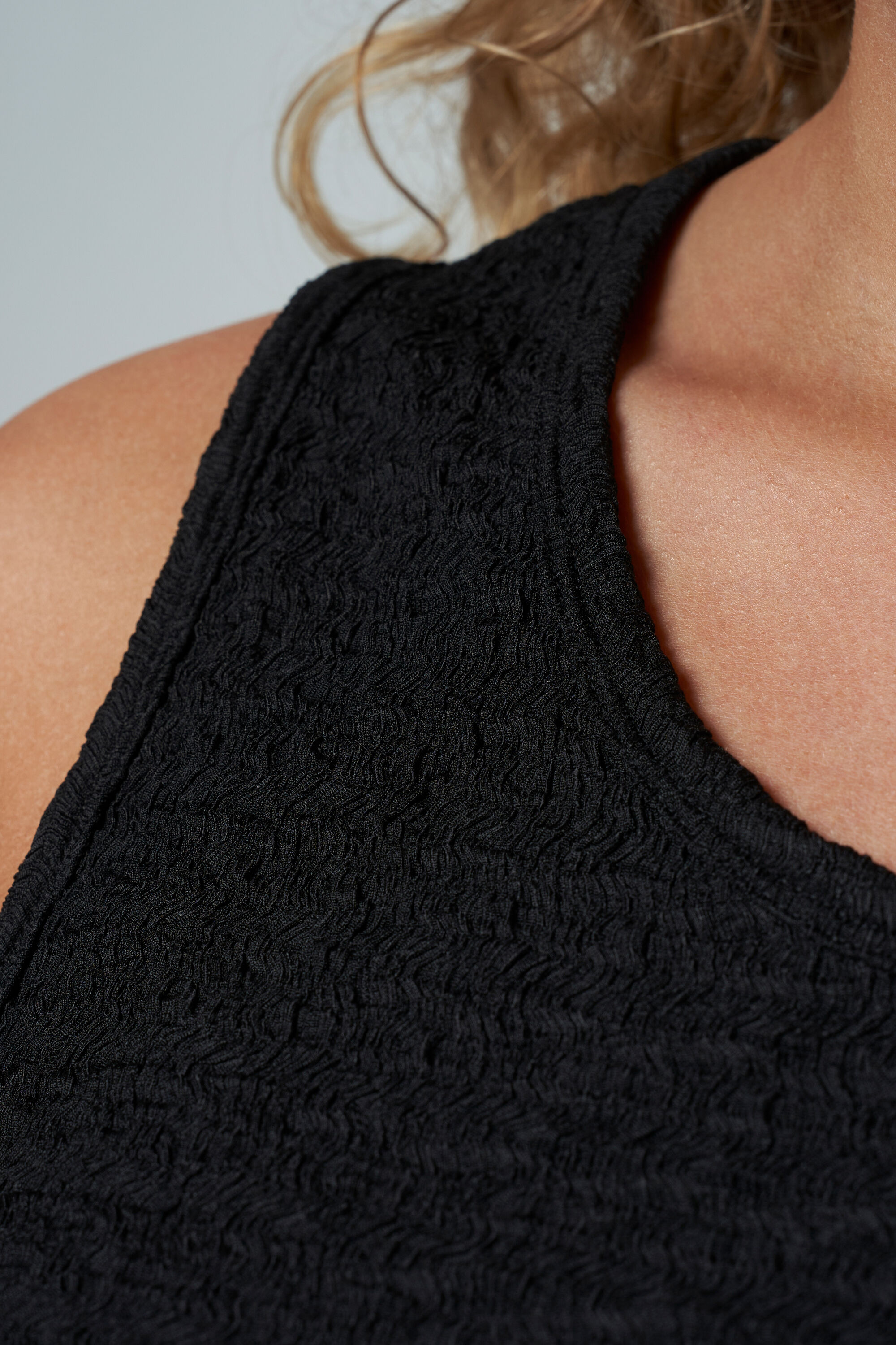 Top sin mangas con textura image number 4