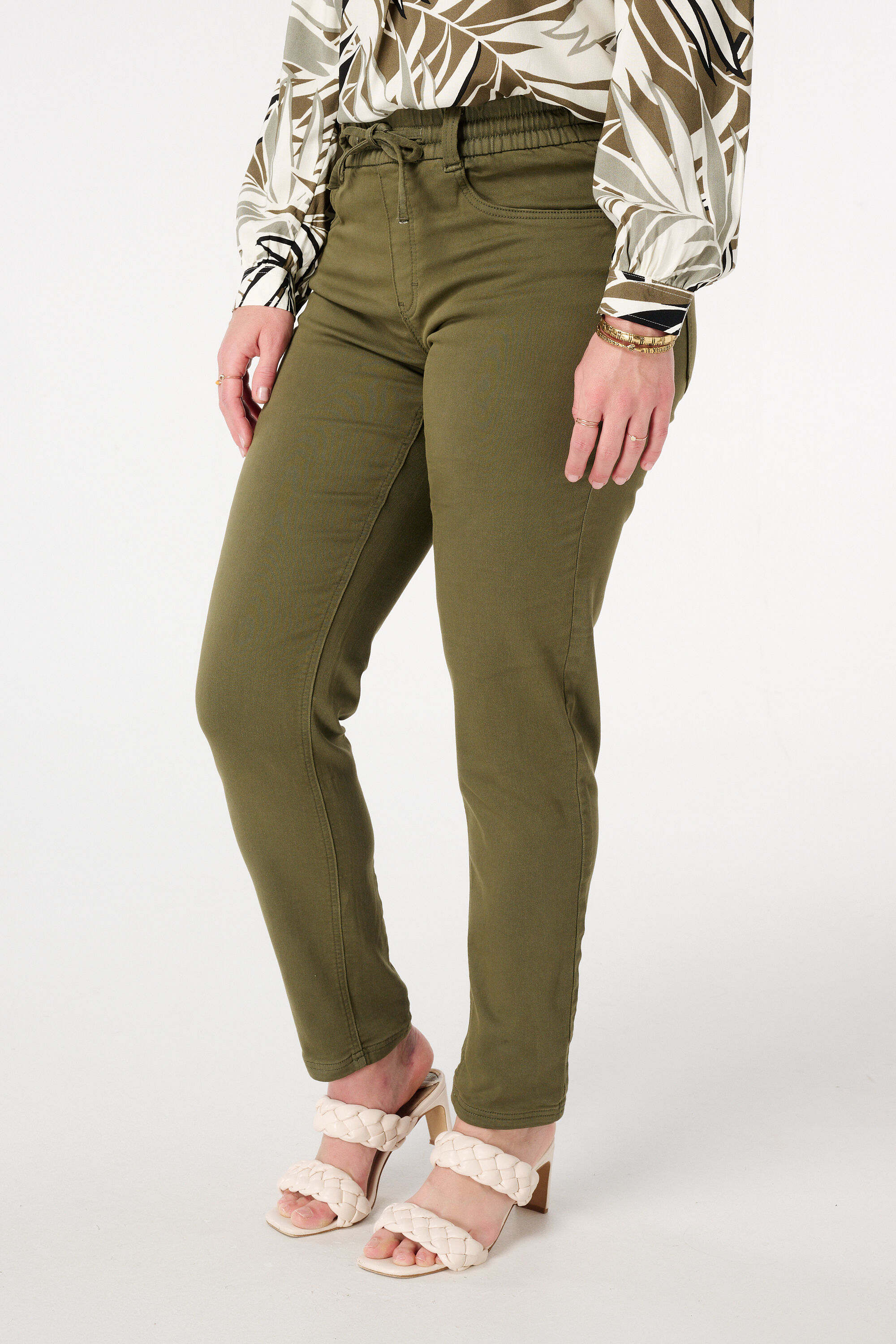 Vaqueros de pernera recta con cintura el&aacute;stica image number 5