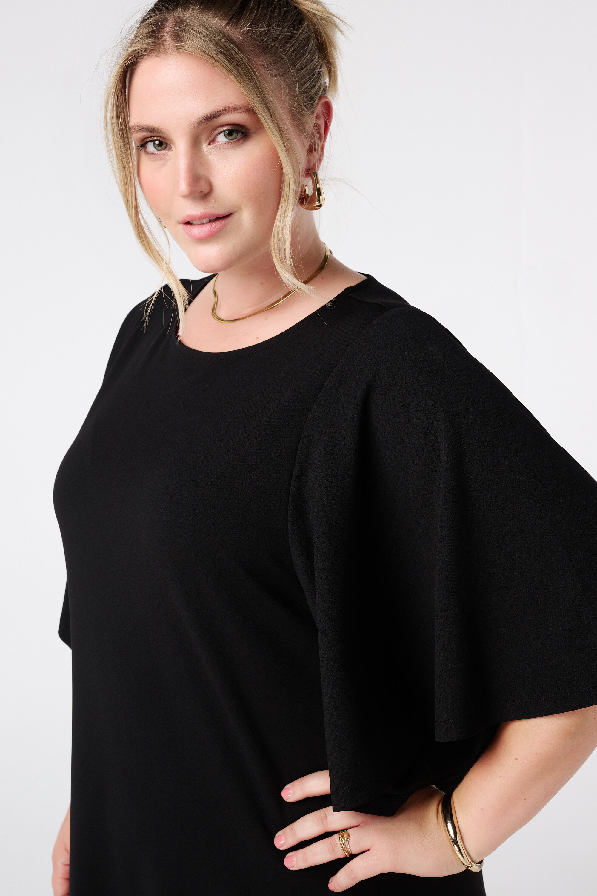 Vestido con mangas de mariposa image number 4