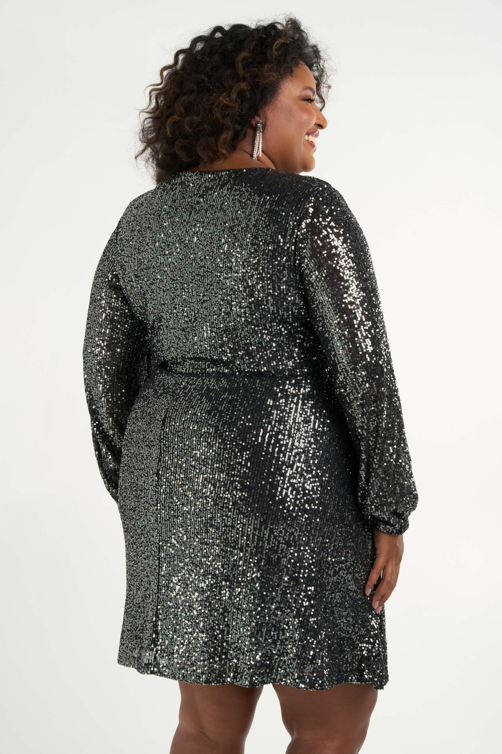 Vestido cruzado con lentejuelas  image number 4