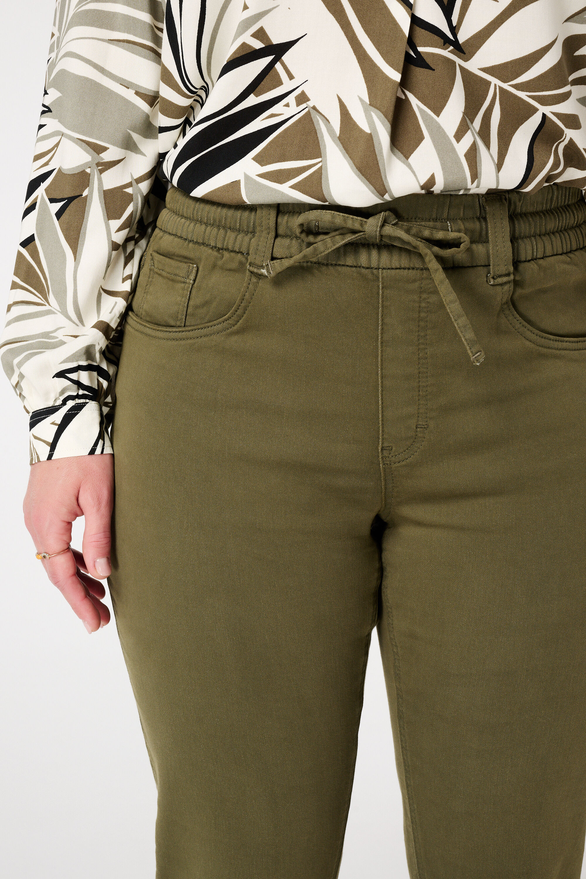 Vaqueros de pernera recta con cintura el&aacute;stica image number 4