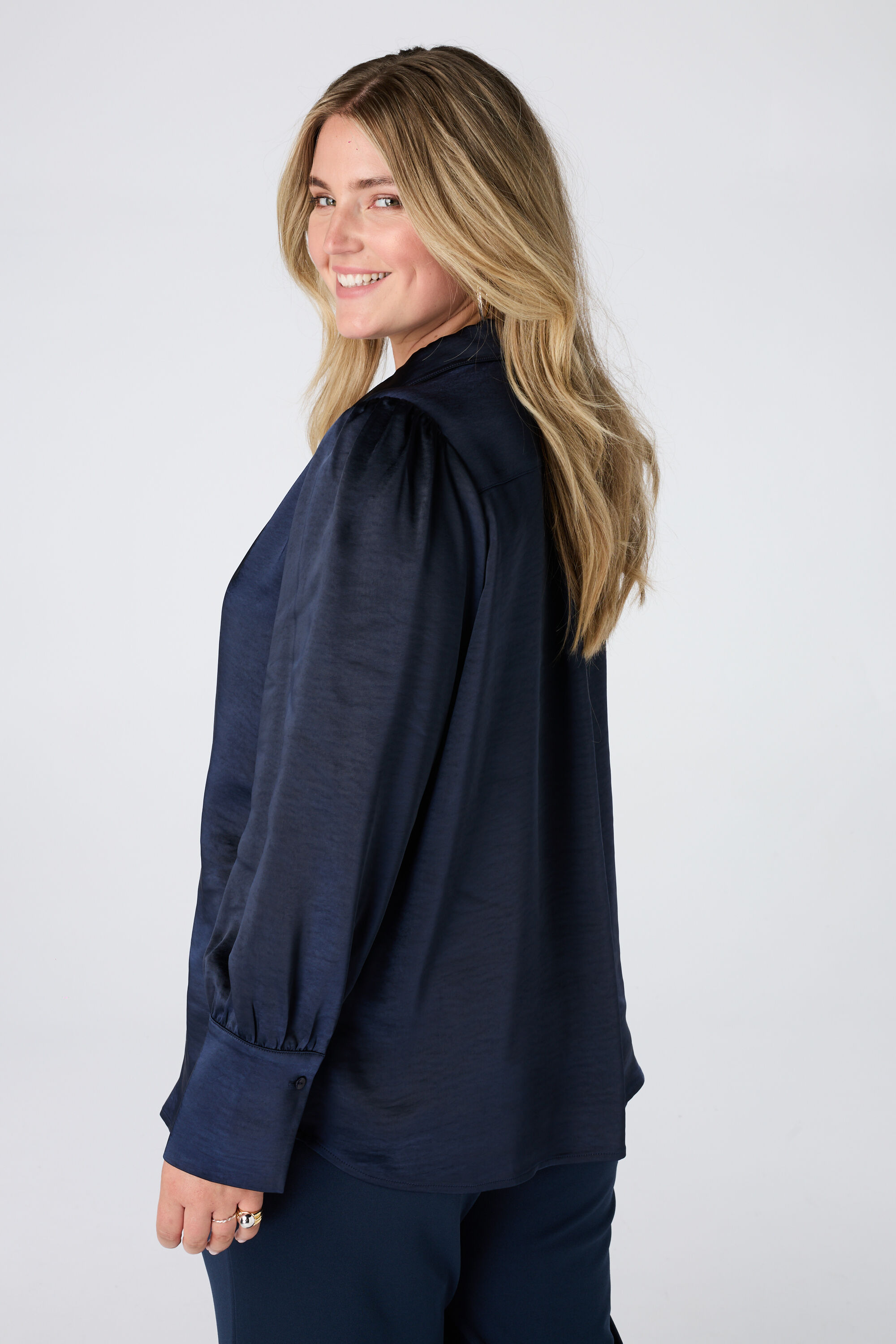 Blusa con acabado satinado image number 3