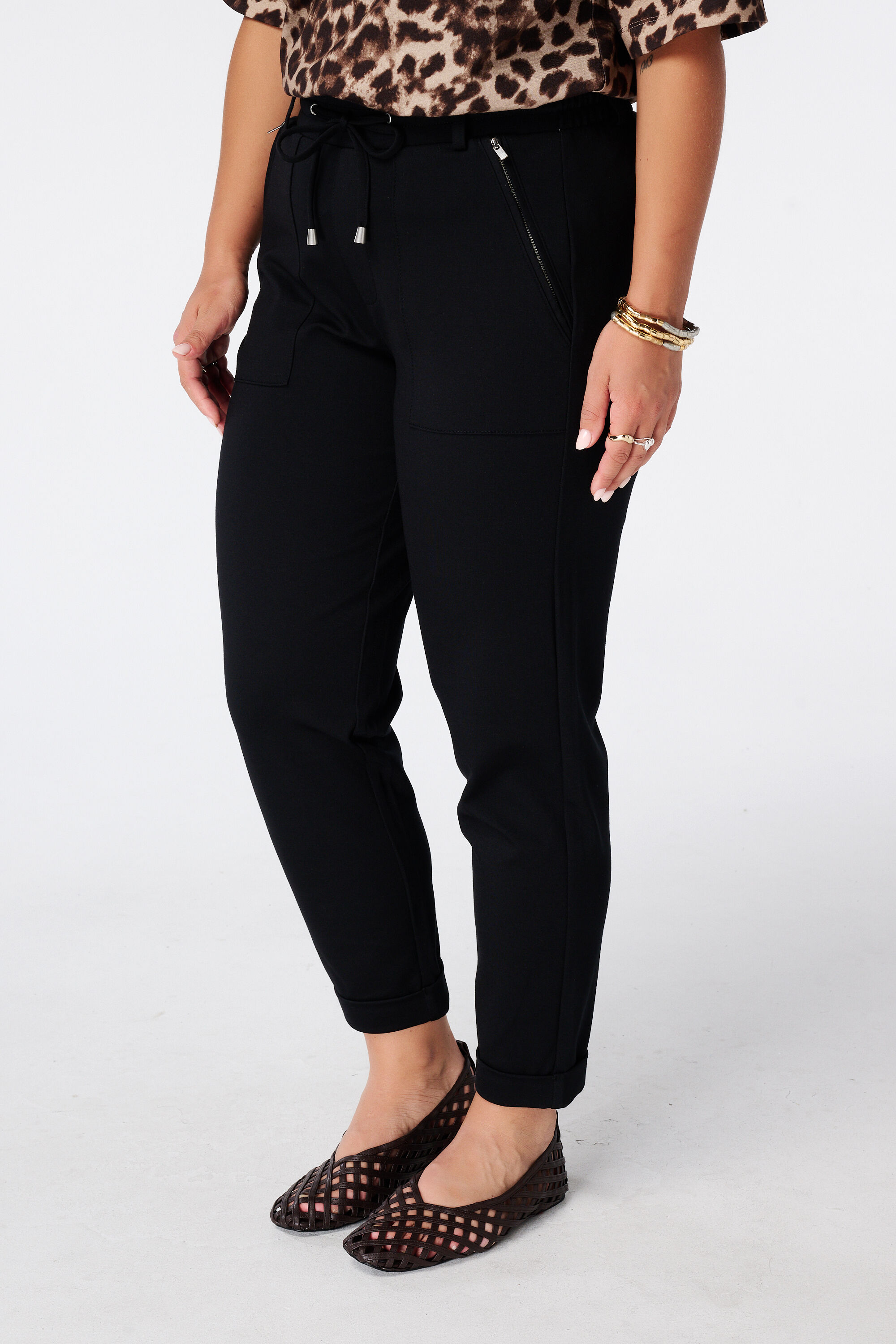 Pantal&oacute;n tapered con cintura el&aacute;stica image number 5